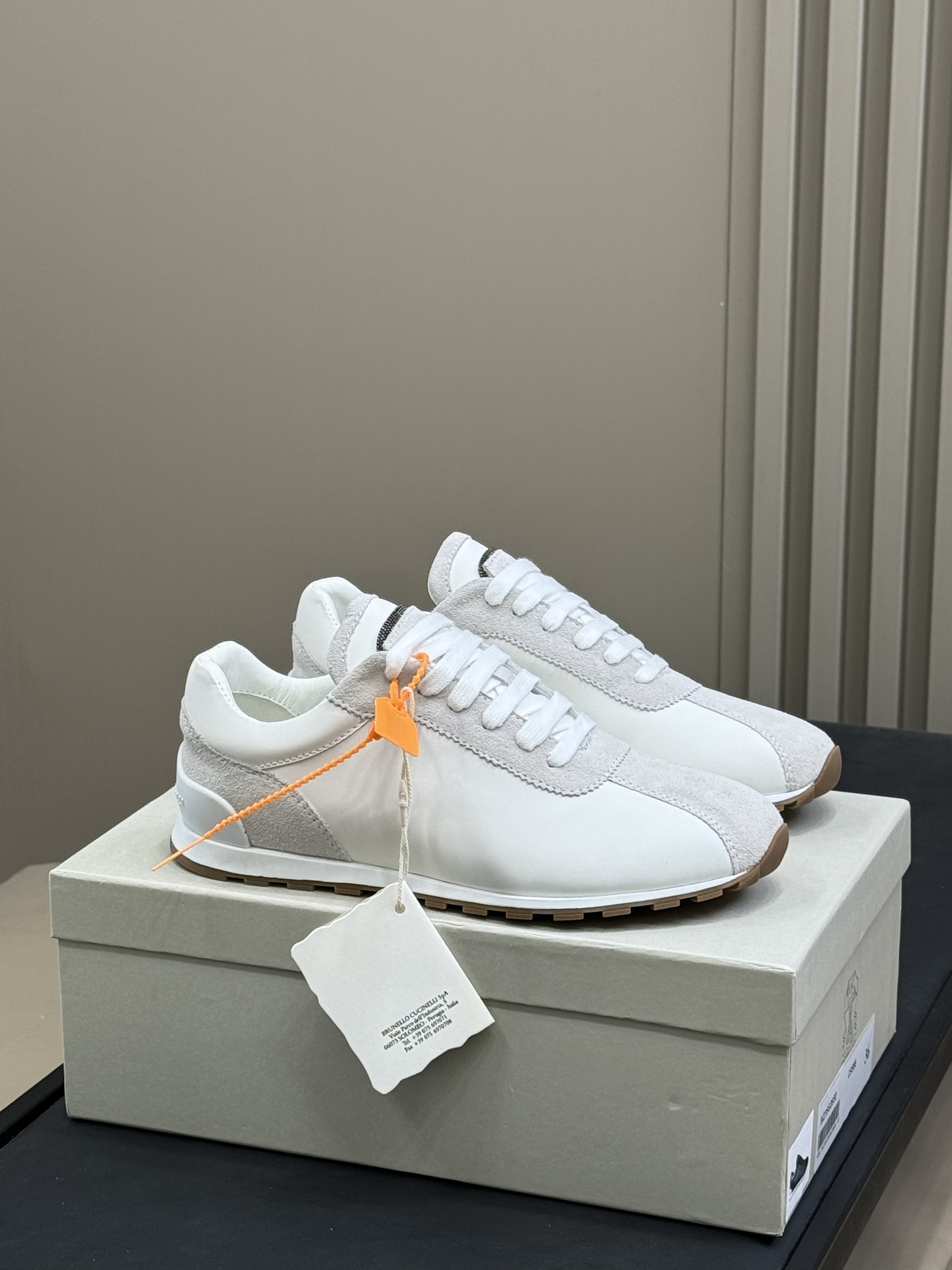 Brunello Cucinelli klassieke sneakers van suède leer en katoenen breisel, old money quiet luxury, lichtgewicht rubberen zool