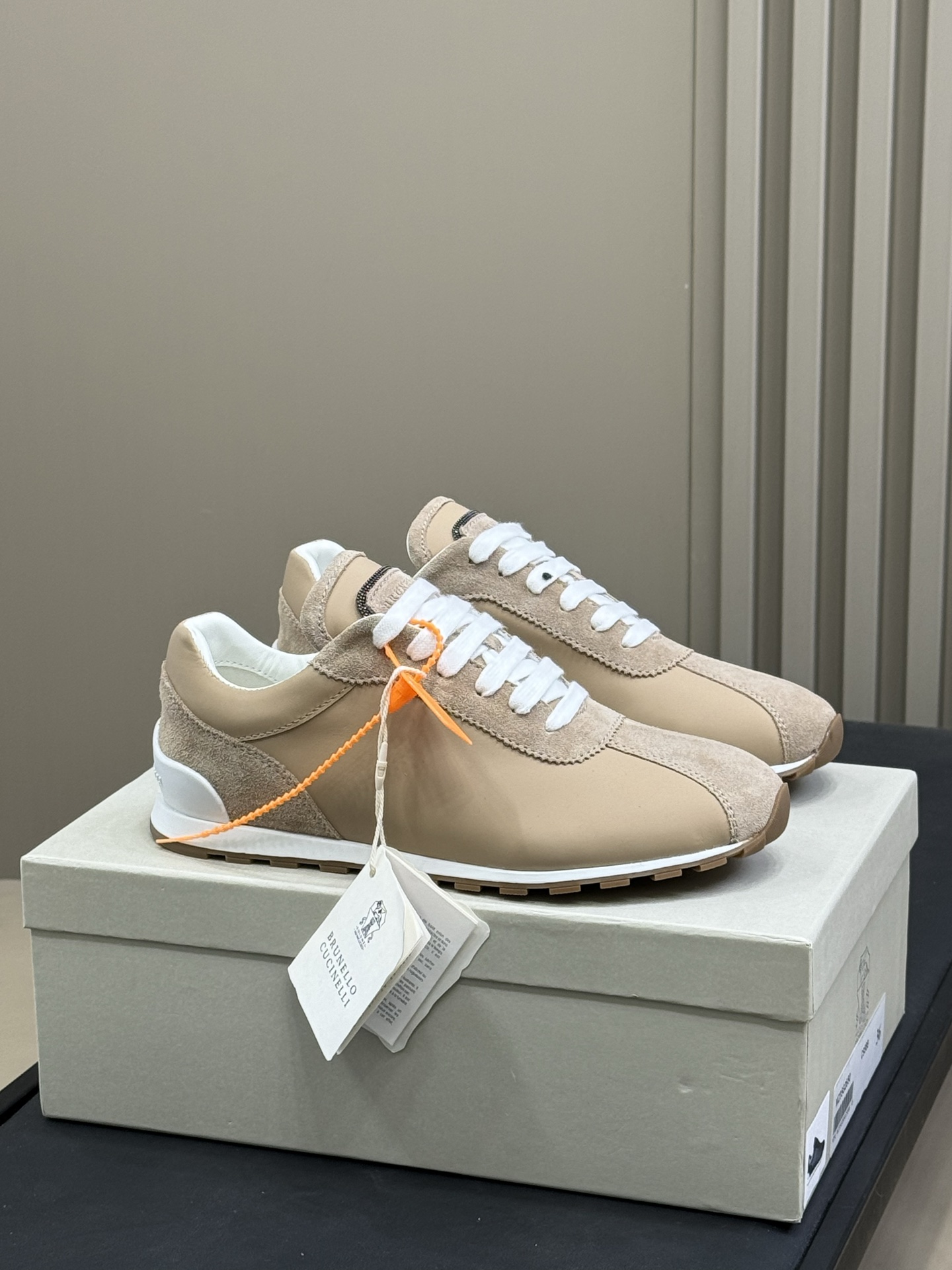 Brunello Cucinelli klassieke sneakers van suède leer en katoenen breisel, old money quiet luxury, lichtgewicht rubberen zool