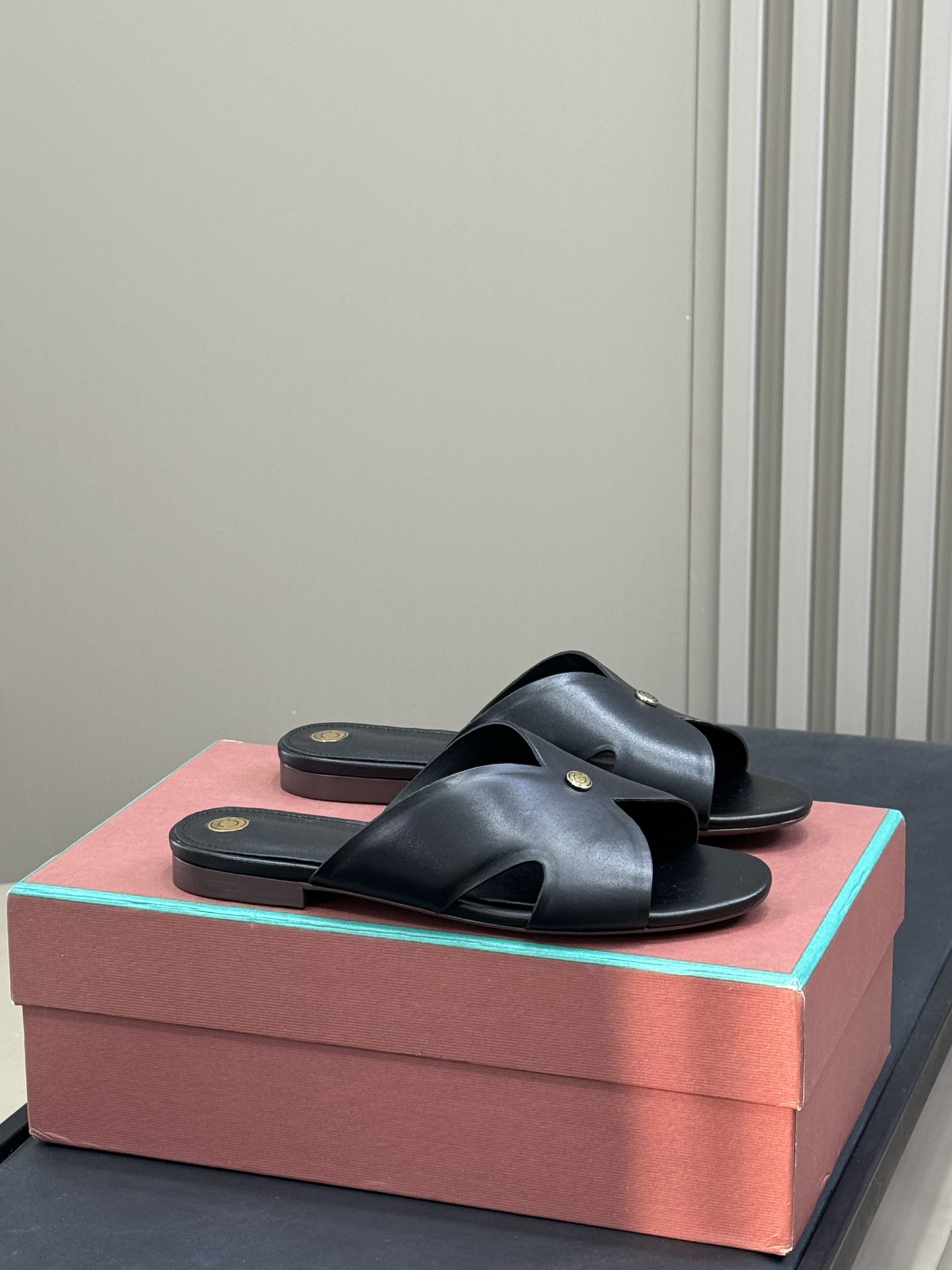 NO:386433,LP ss25 new arrival~ lp Summer relaxation, from simple design and excellent materials, simple and charming and comfortable!  Calf leather upper, cowhide sole size 35-41 (40.41 custom-made without return or exchange), slippers, loro piana, slippers, cowhide19860909LP ss25 new arrival～ lp 夏日松弛感,来自简约的设计和精良用材 简单中包含韵味兼具舒适度！ 小牛皮鞋面,牛皮底 size 35-41（40.41定制不退换）,拖鞋,loro piana,slippers,cowhide,Women's Shoes