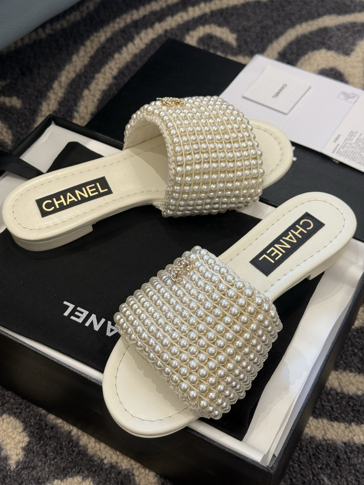 
chanel 25。 new arrival～
小香25春夏珍珠拖鞋新品
手工穿珍珠，笔记耗手工的哈，
