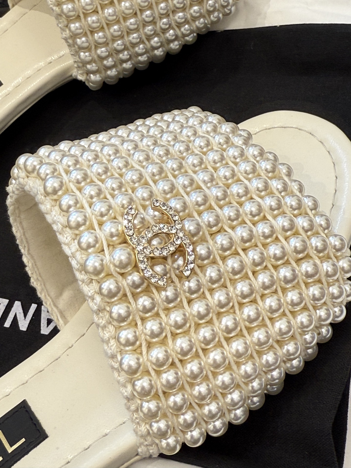 
chanel 25。 new arrival～
小香25春夏珍珠拖鞋新品
手工穿珍珠，笔记耗手工的哈，