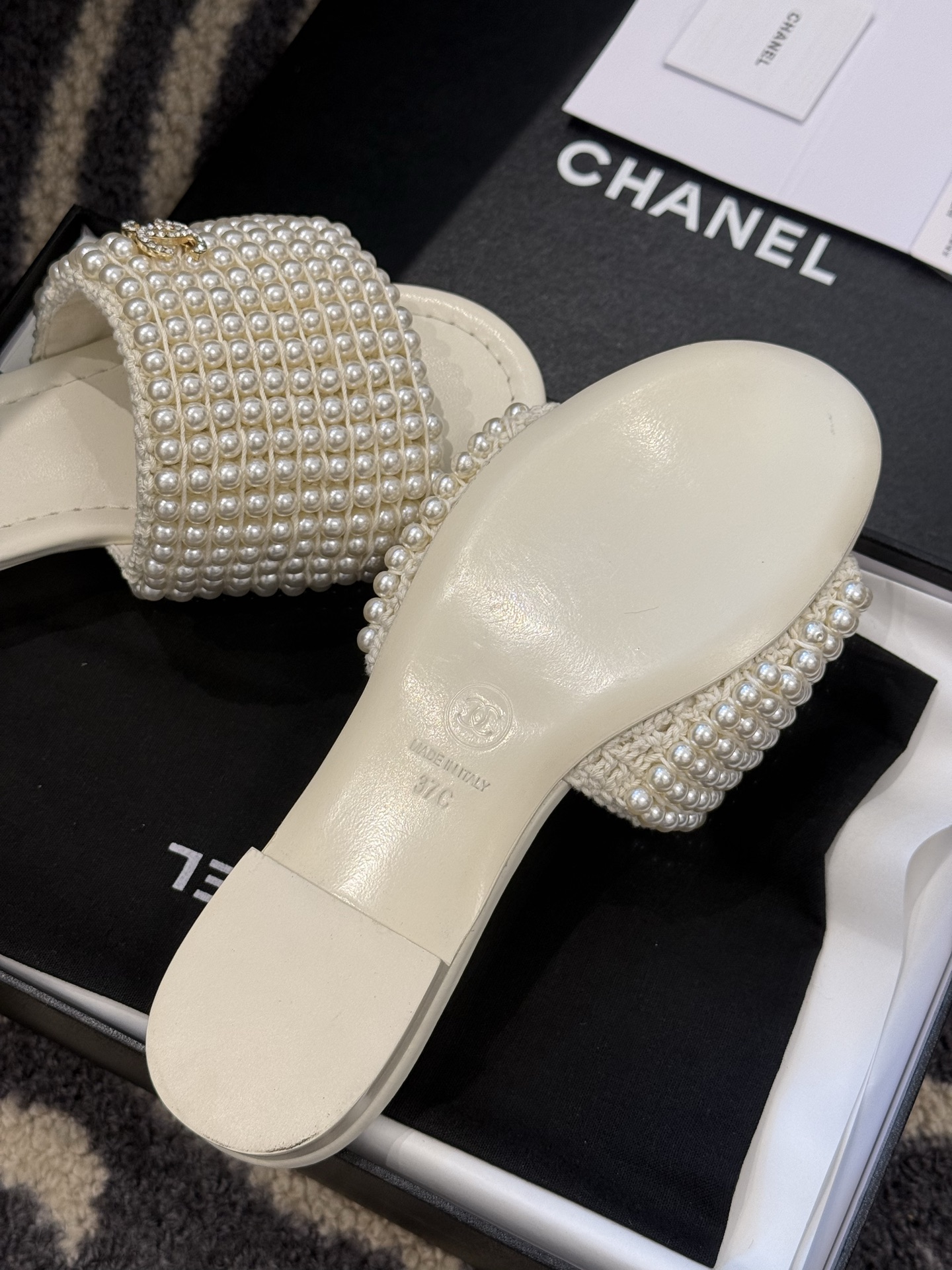 
chanel 25。 new arrival～
小香25春夏珍珠拖鞋新品
手工穿珍珠，笔记耗手工的哈，