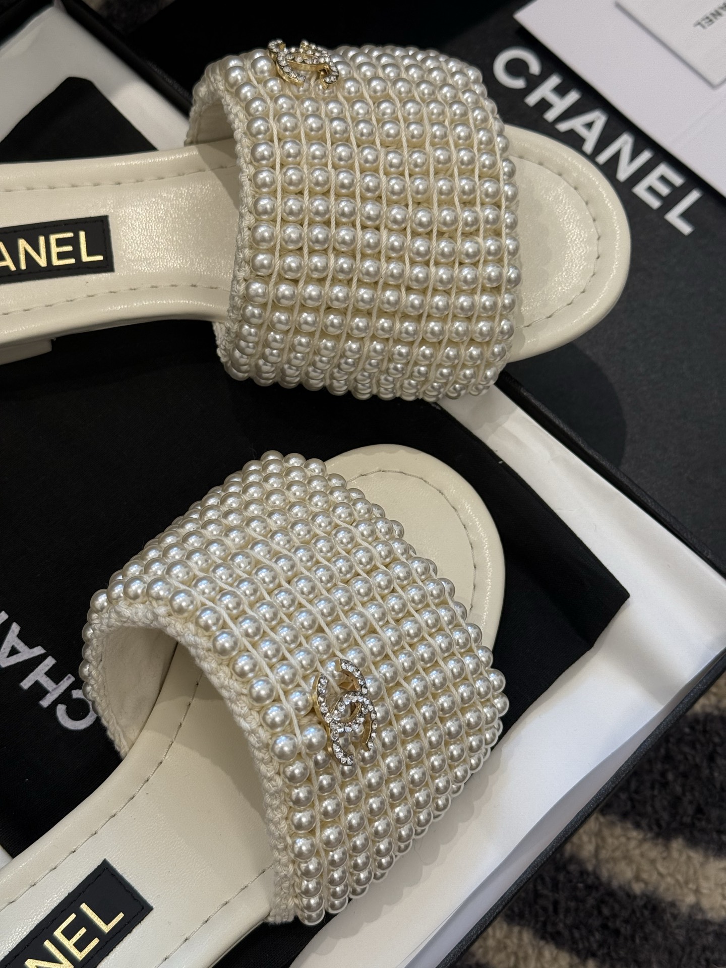 
chanel 25。 new arrival～
小香25春夏珍珠拖鞋新品
手工穿珍珠，笔记耗手工的哈，