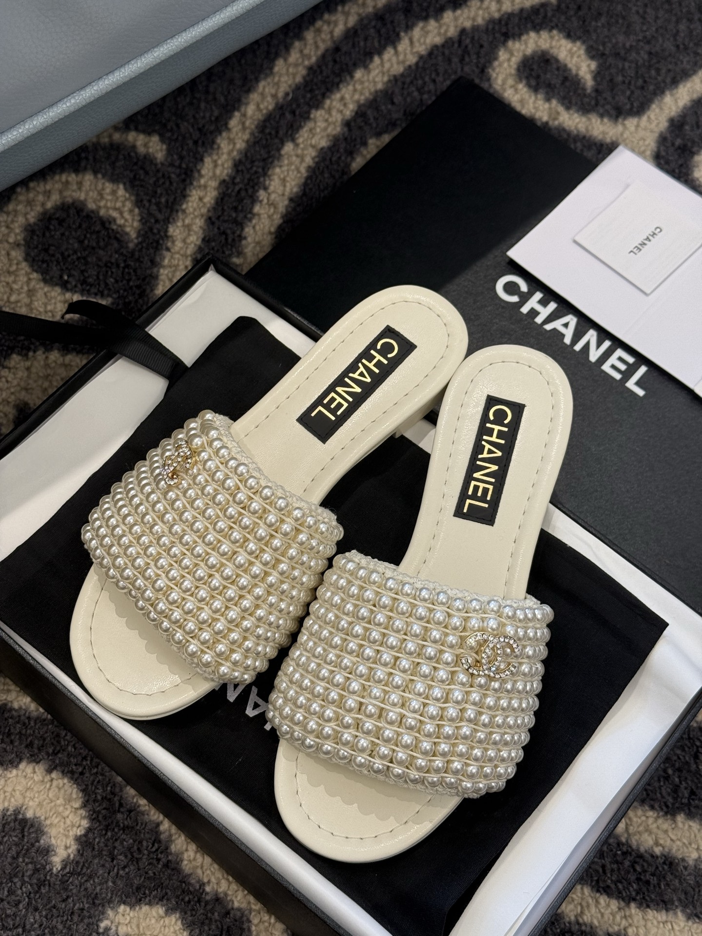 
chanel 25。 new arrival～
小香25春夏珍珠拖鞋新品
手工穿珍珠，笔记耗手工的哈，