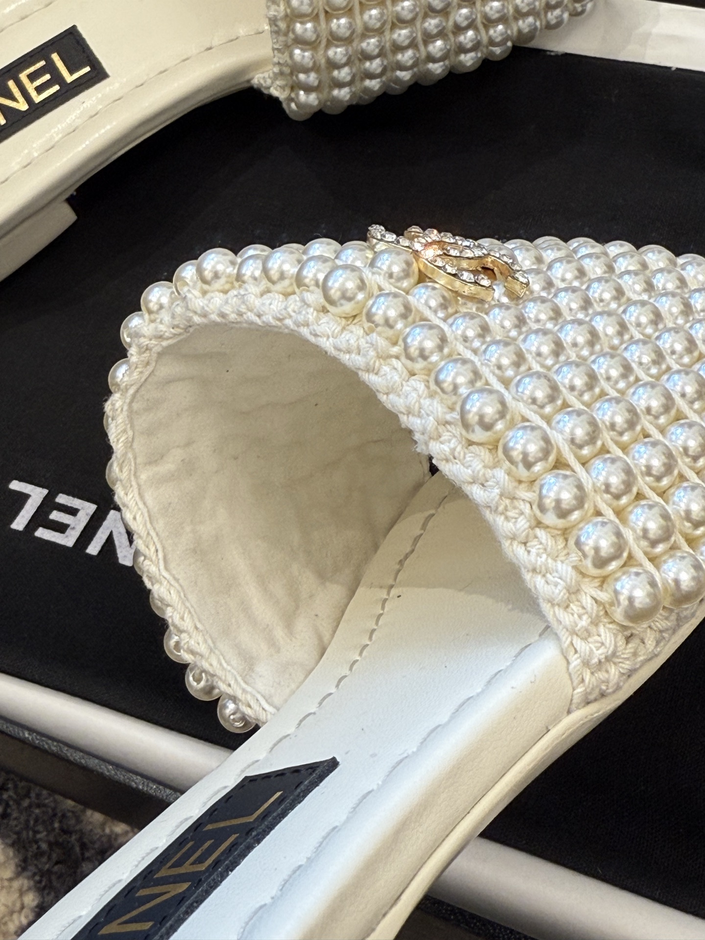 
chanel 25。 new arrival～
小香25春夏珍珠拖鞋新品
手工穿珍珠，笔记耗手工的哈，