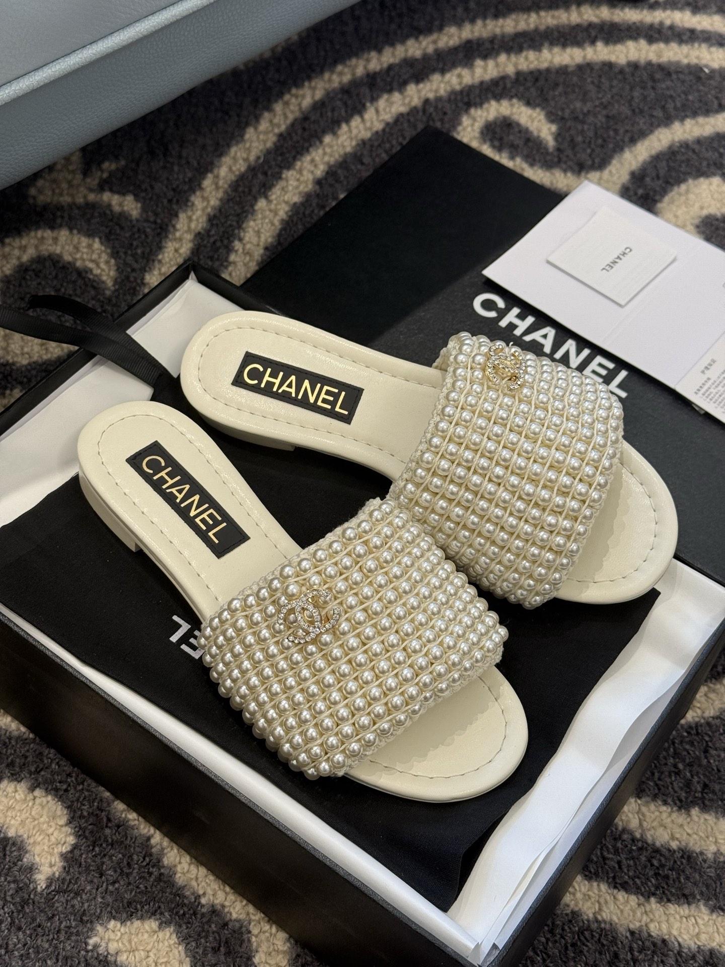
chanel 25。 new arrival～
小香25春夏珍珠拖鞋新品
手工穿珍珠，笔记耗手工的哈，