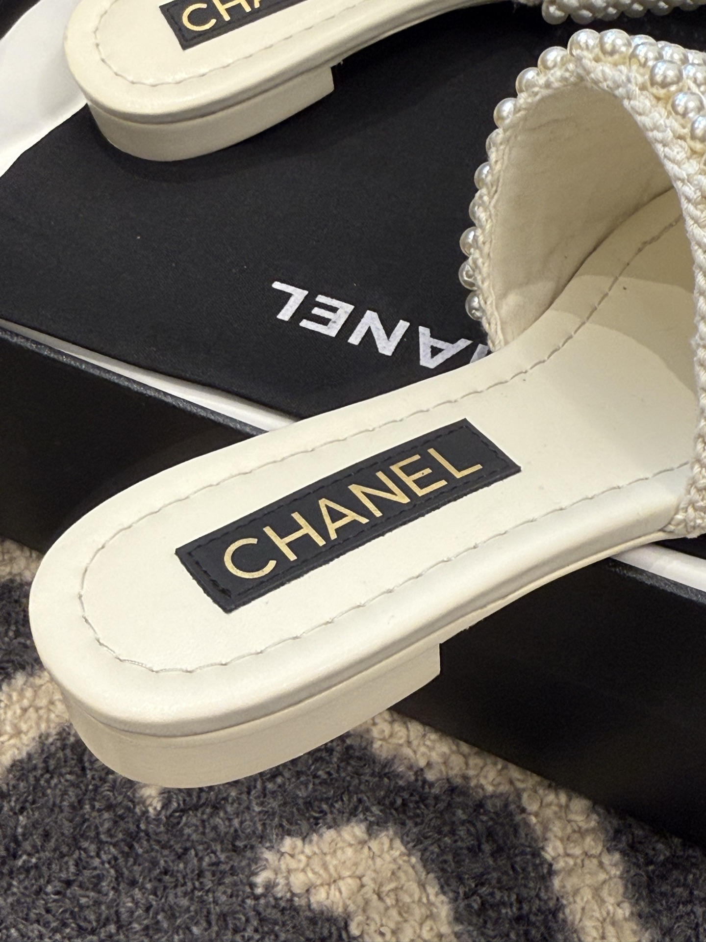
chanel 25。 new arrival～
小香25春夏珍珠拖鞋新品
手工穿珍珠，笔记耗手工的哈，