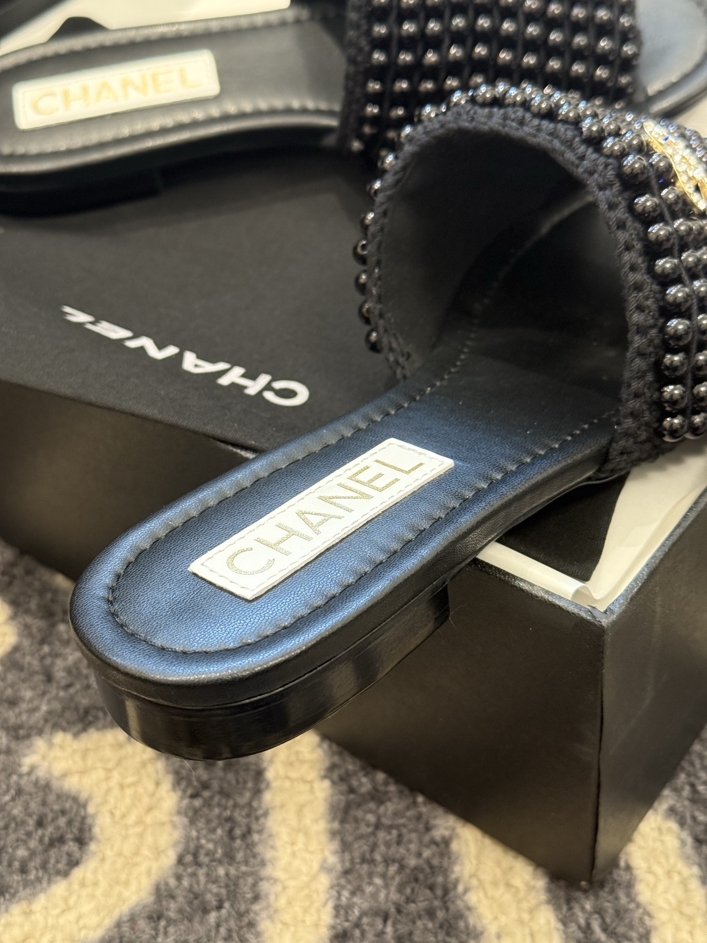 
chanel 25。 new arrival～
小香25春夏珍珠拖鞋新品
手工穿珍珠，笔记耗手工的哈，
