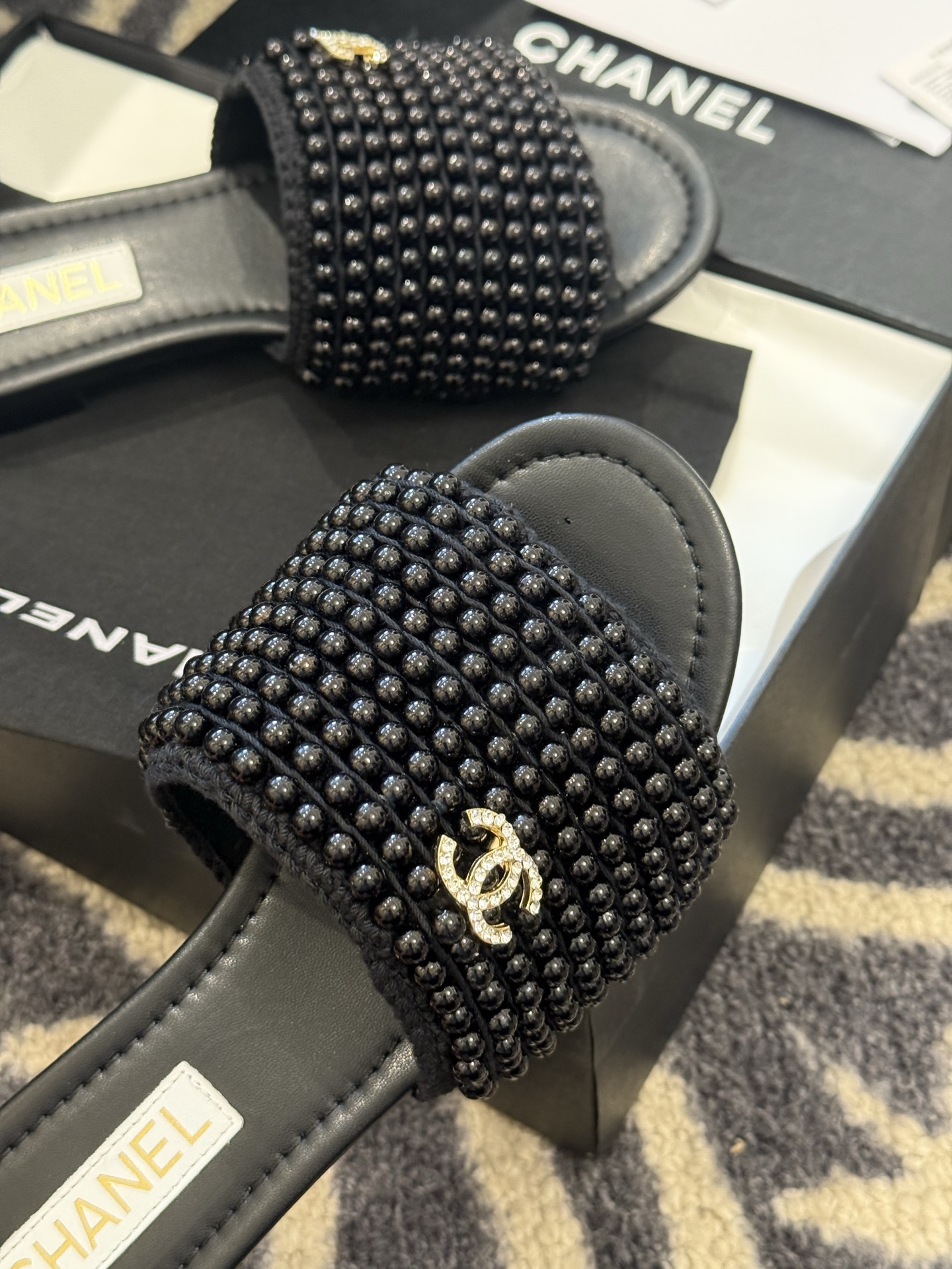 
chanel 25。 new arrival～
小香25春夏珍珠拖鞋新品
手工穿珍珠，笔记耗手工的哈，
