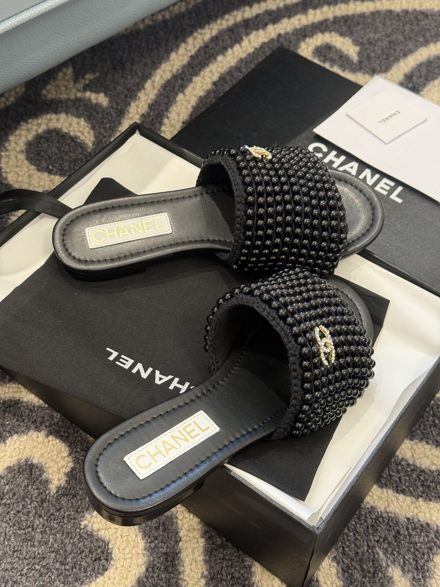
chanel 25。 new arrival～
小香25春夏珍珠拖鞋新品
手工穿珍珠，笔记耗手工的哈，