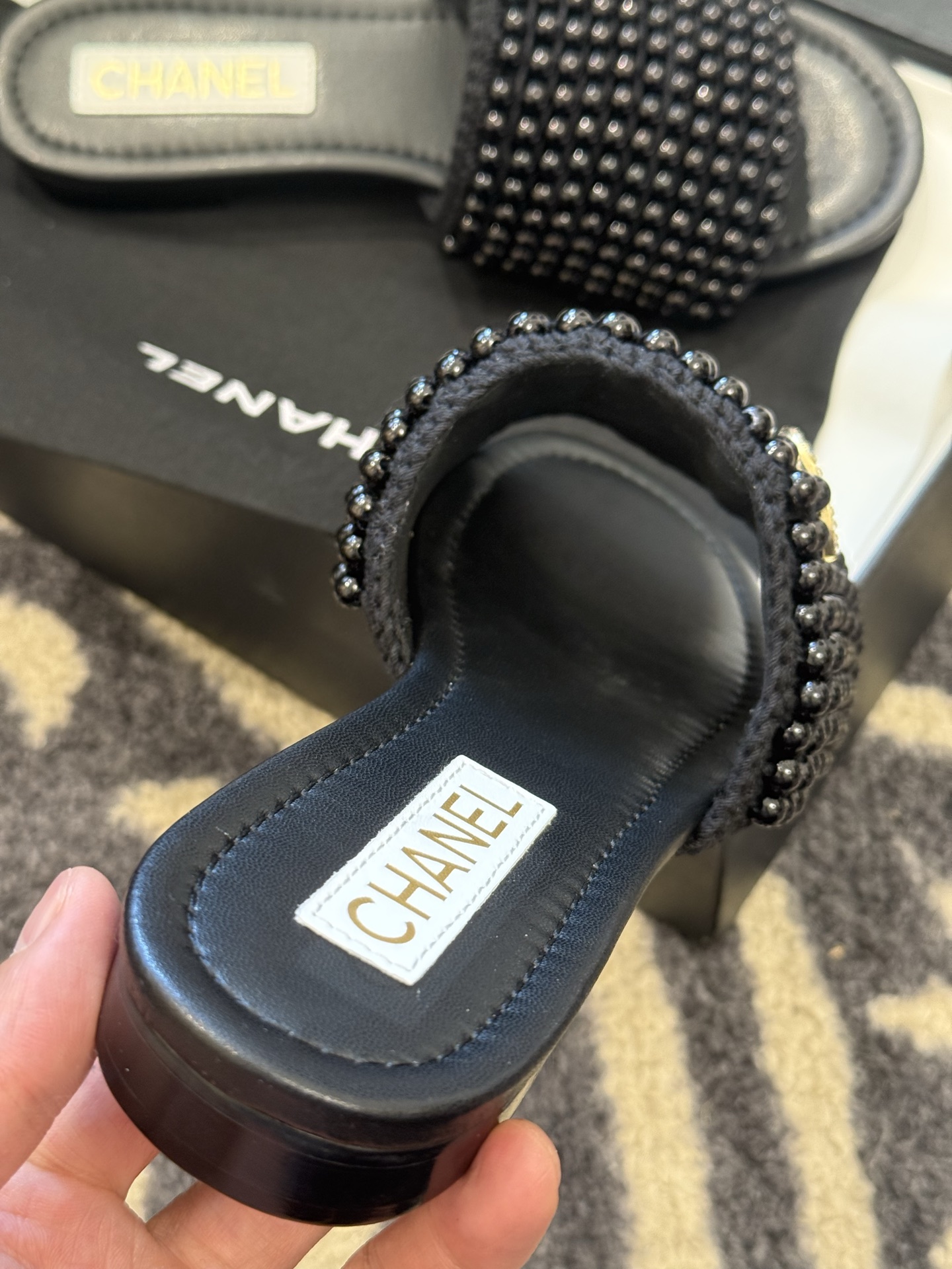 
chanel 25。 new arrival～
小香25春夏珍珠拖鞋新品
手工穿珍珠，笔记耗手工的哈，