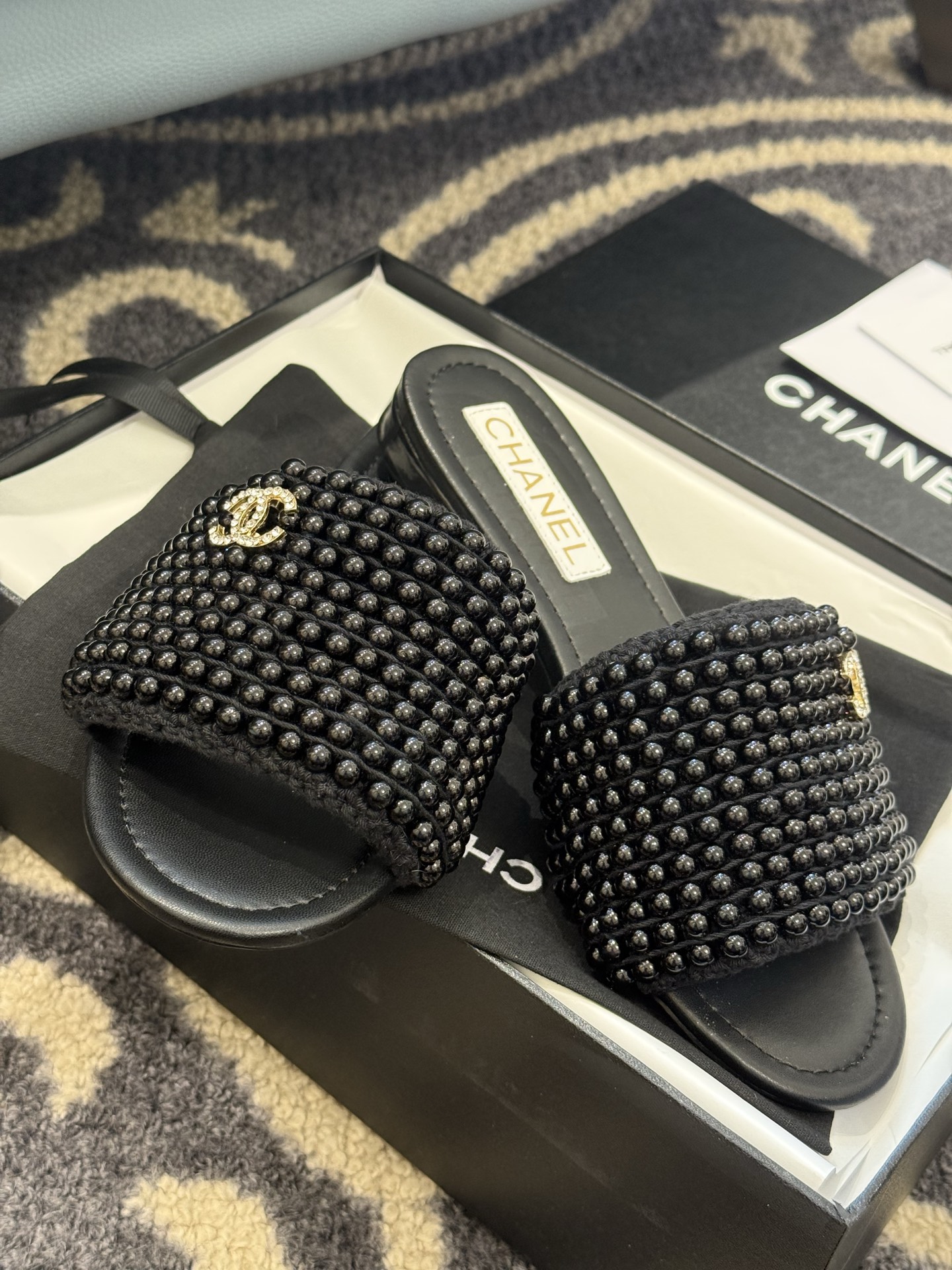
chanel 25。 new arrival～
小香25春夏珍珠拖鞋新品
手工穿珍珠，笔记耗手工的哈，