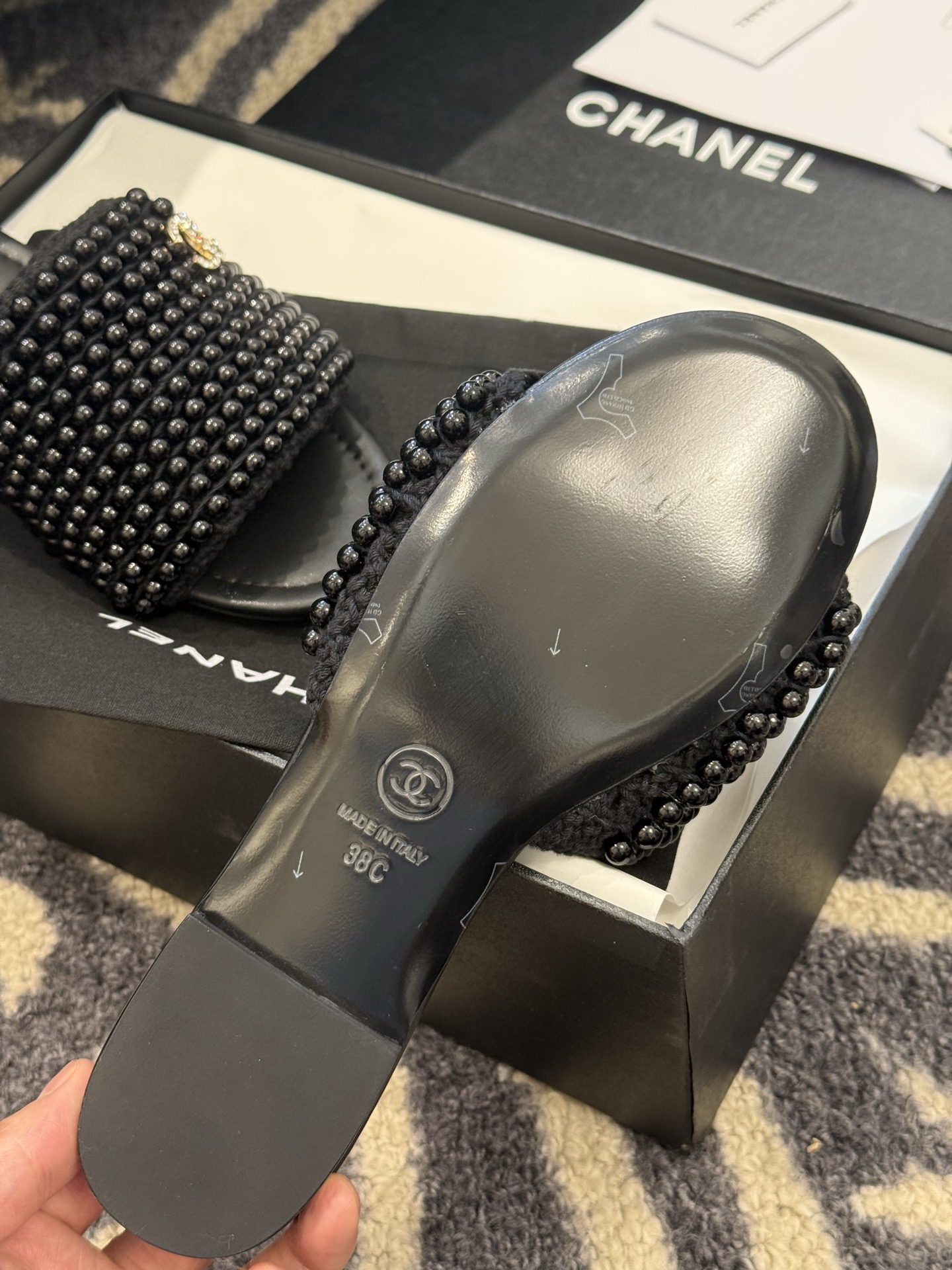 
chanel 25。 new arrival～
小香25春夏珍珠拖鞋新品
手工穿珍珠，笔记耗手工的哈，