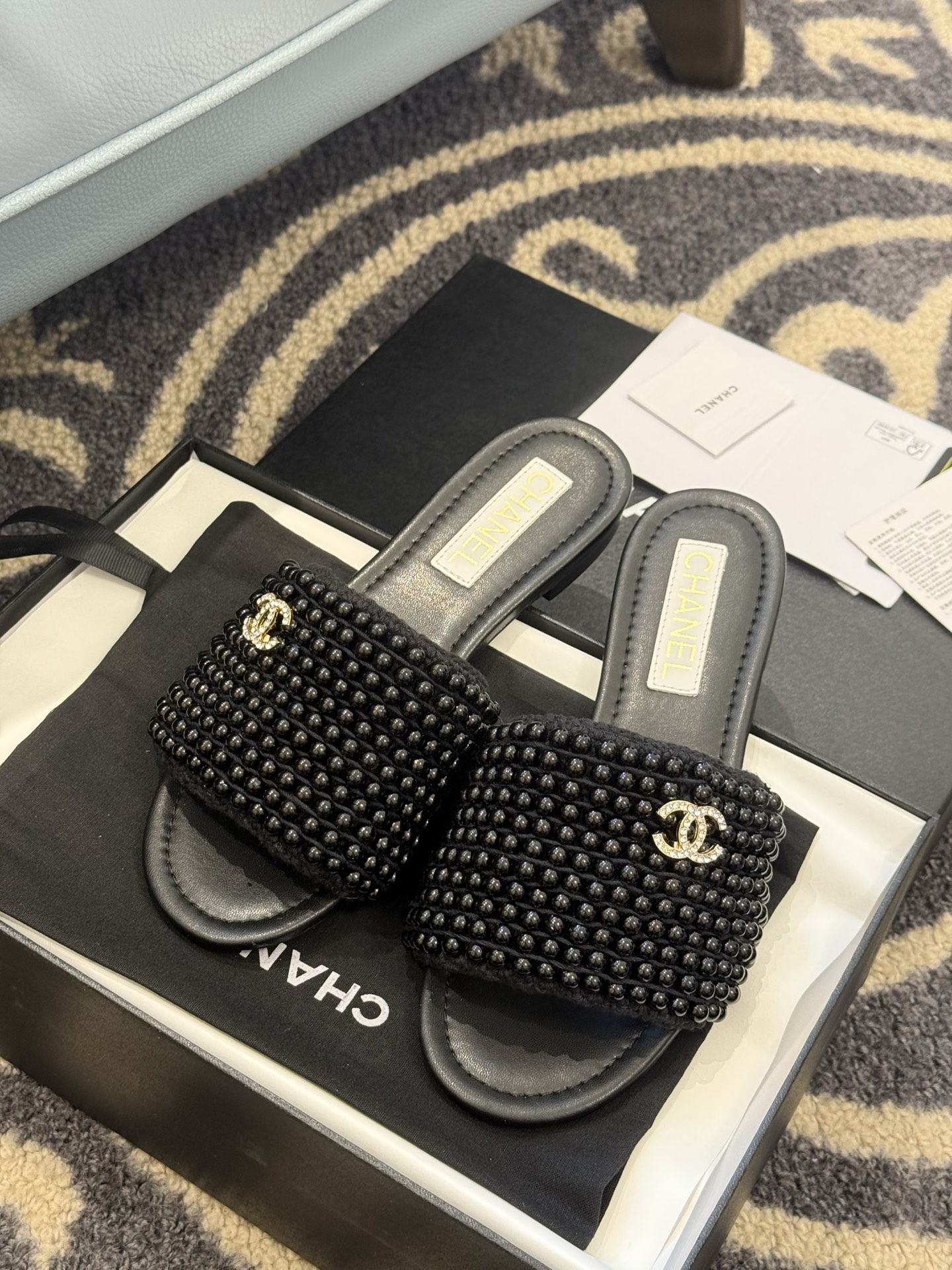
chanel 25。 new arrival～
小香25春夏珍珠拖鞋新品
手工穿珍珠，笔记耗手工的哈，