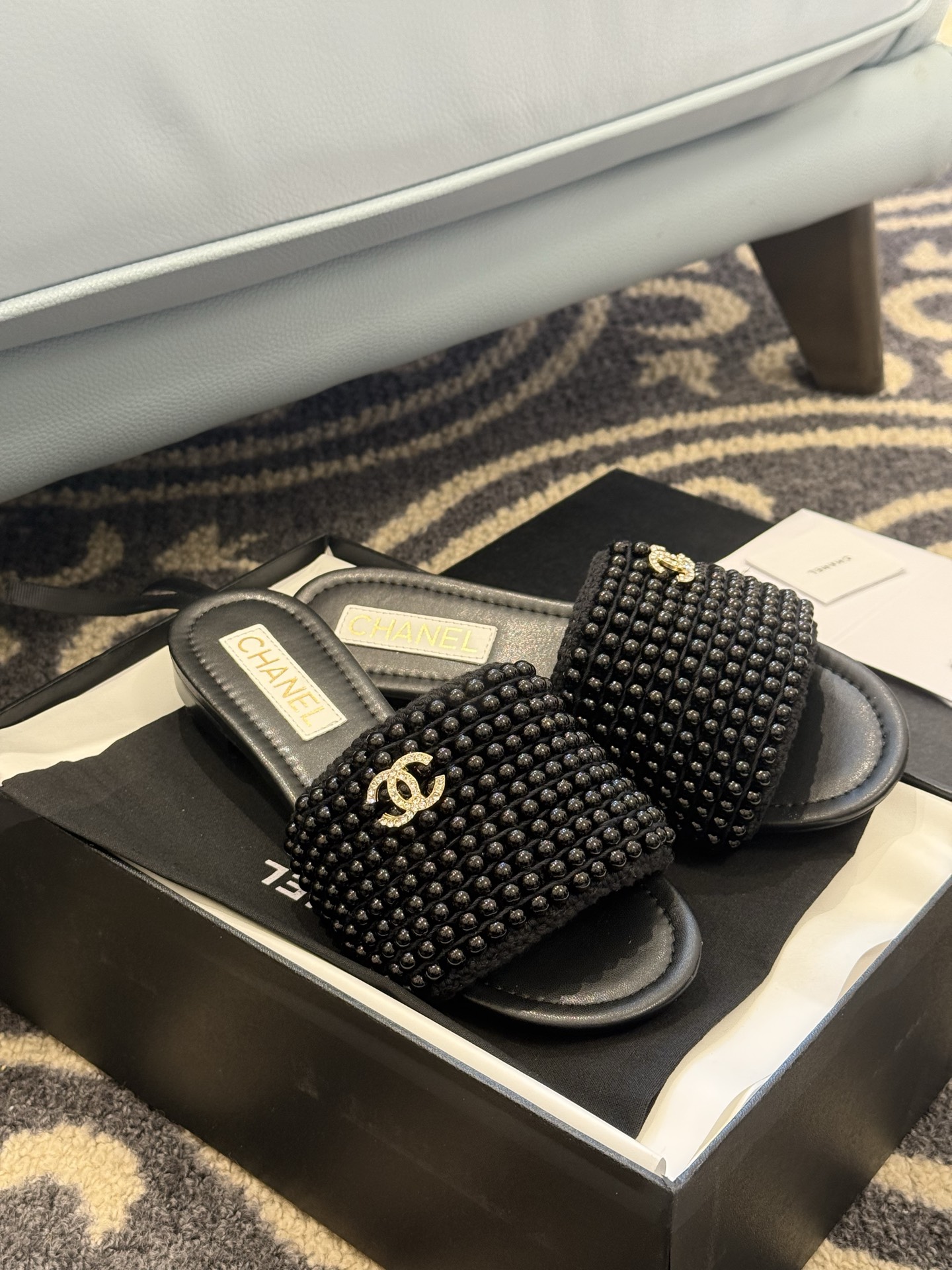 
chanel 25。 new arrival～
小香25春夏珍珠拖鞋新品
手工穿珍珠，笔记耗手工的哈，