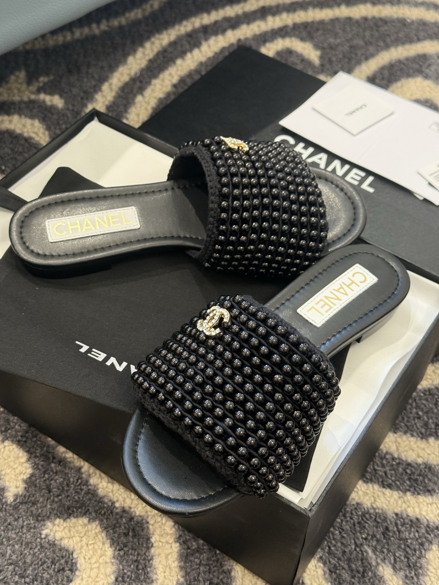 
chanel 25。 new arrival～
小香25春夏珍珠拖鞋新品
手工穿珍珠，笔记耗手工的哈，