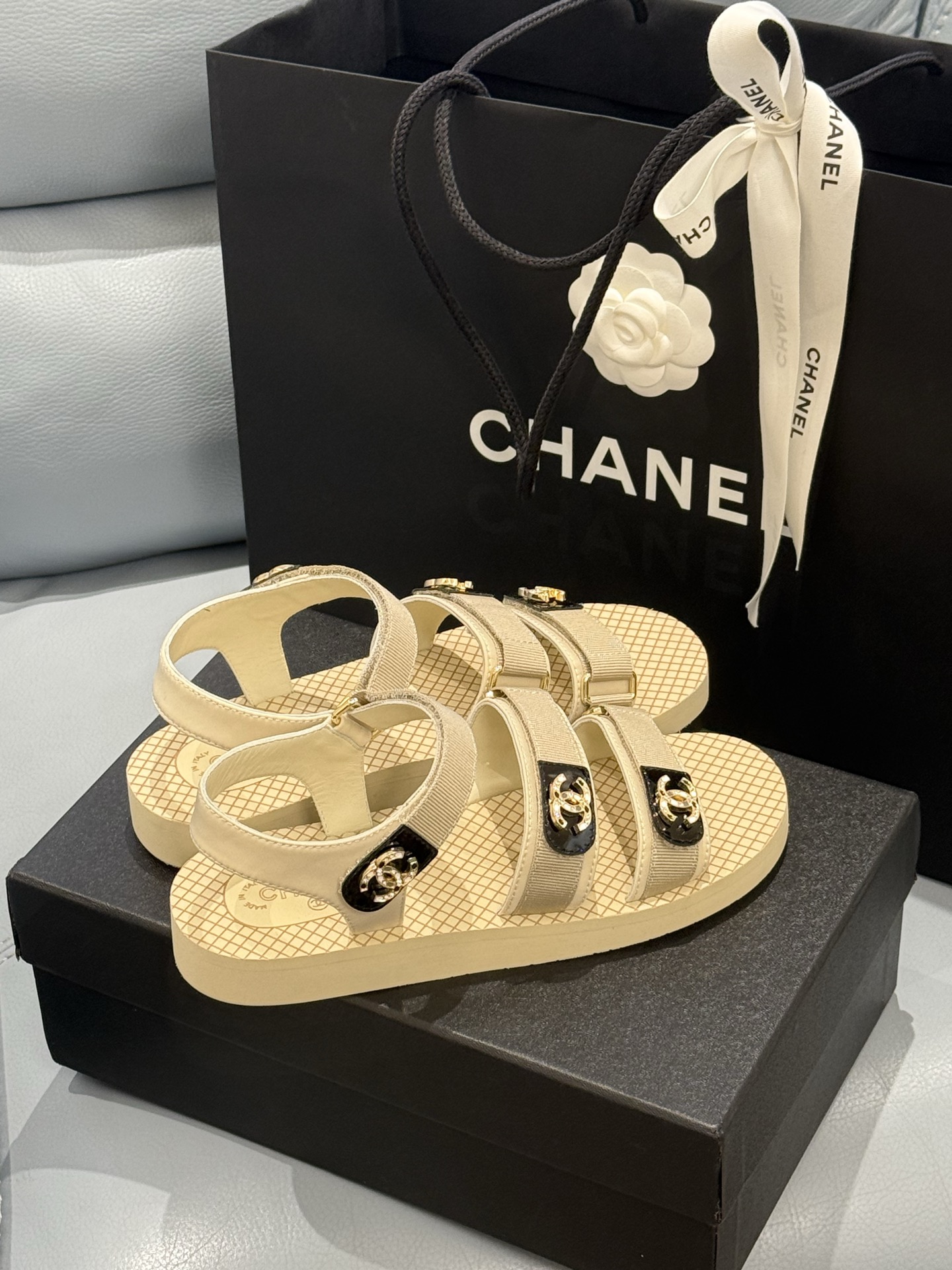 
chanel ss25 new arrival～
小香25春夏魔术贴凉鞋！这种发泡底的鞋子，柜柜里每年