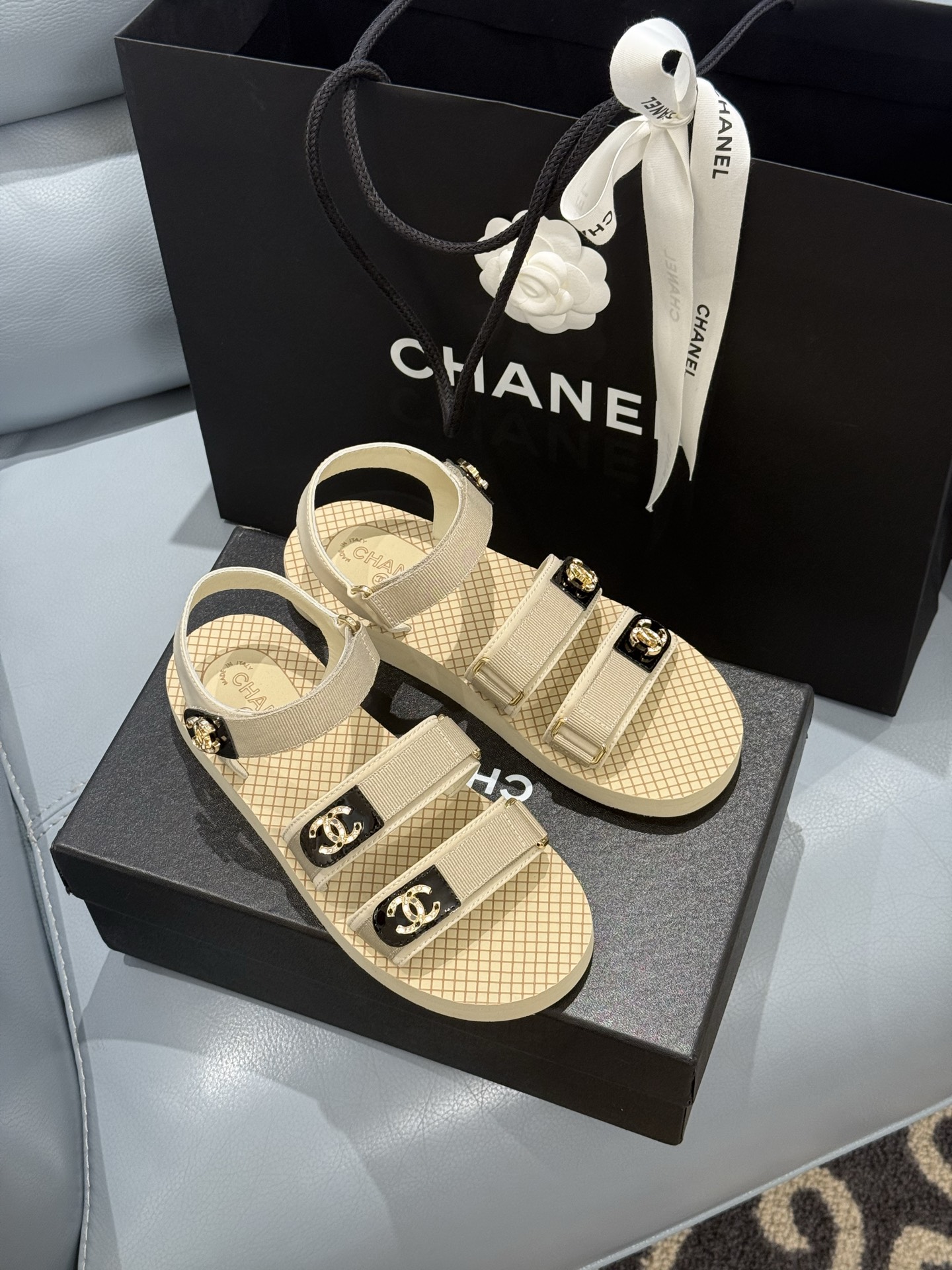
chanel ss25 new arrival～
小香25春夏魔术贴凉鞋！这种发泡底的鞋子，柜柜里每年