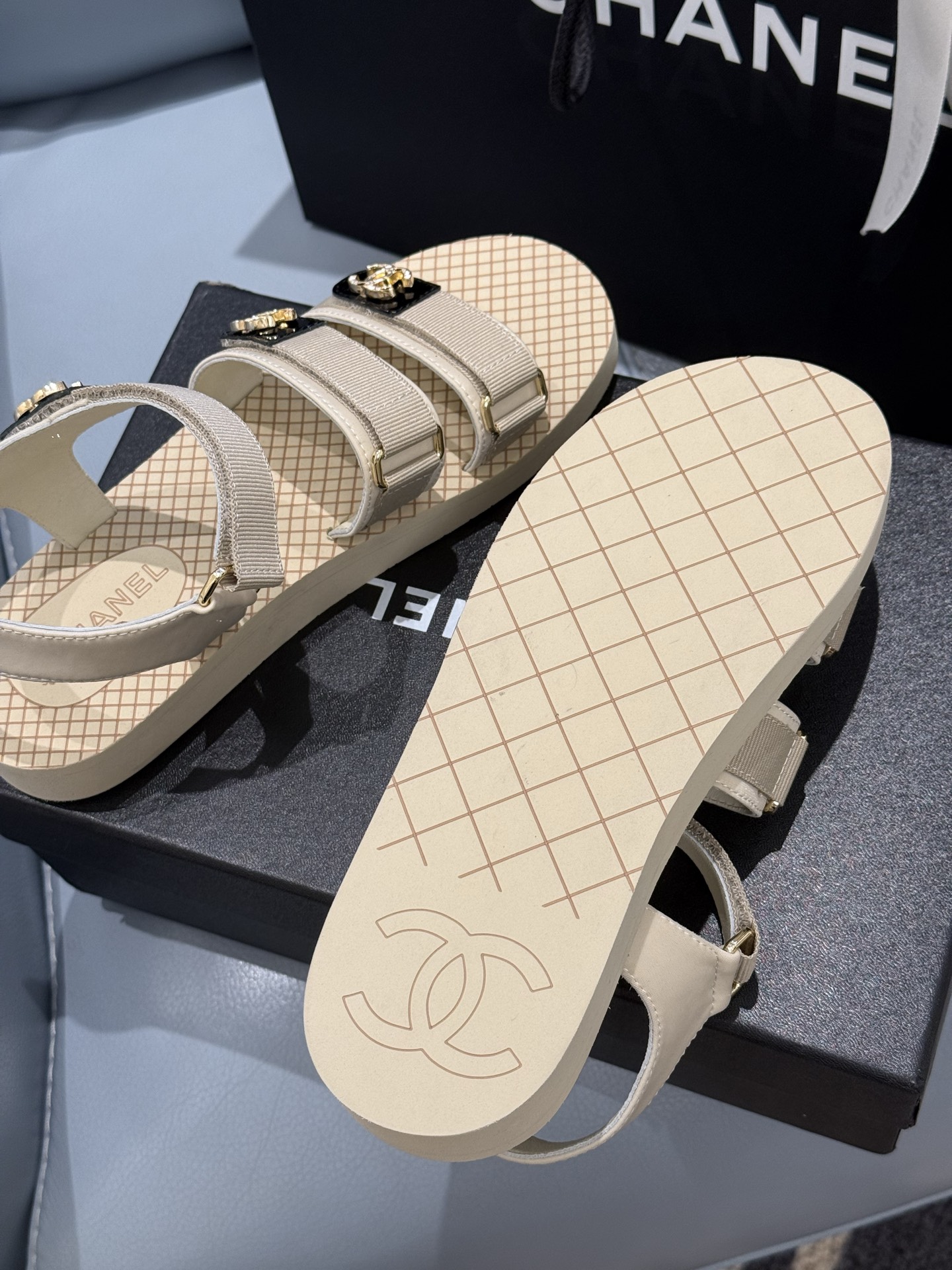 
chanel ss25 new arrival～
小香25春夏魔术贴凉鞋！这种发泡底的鞋子，柜柜里每年