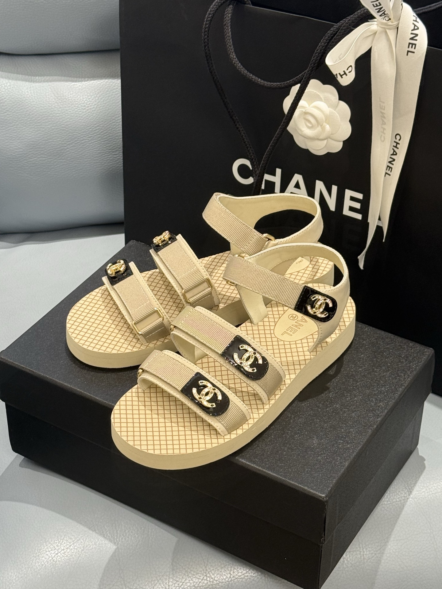 
chanel ss25 new arrival～
小香25春夏魔术贴凉鞋！这种发泡底的鞋子，柜柜里每年