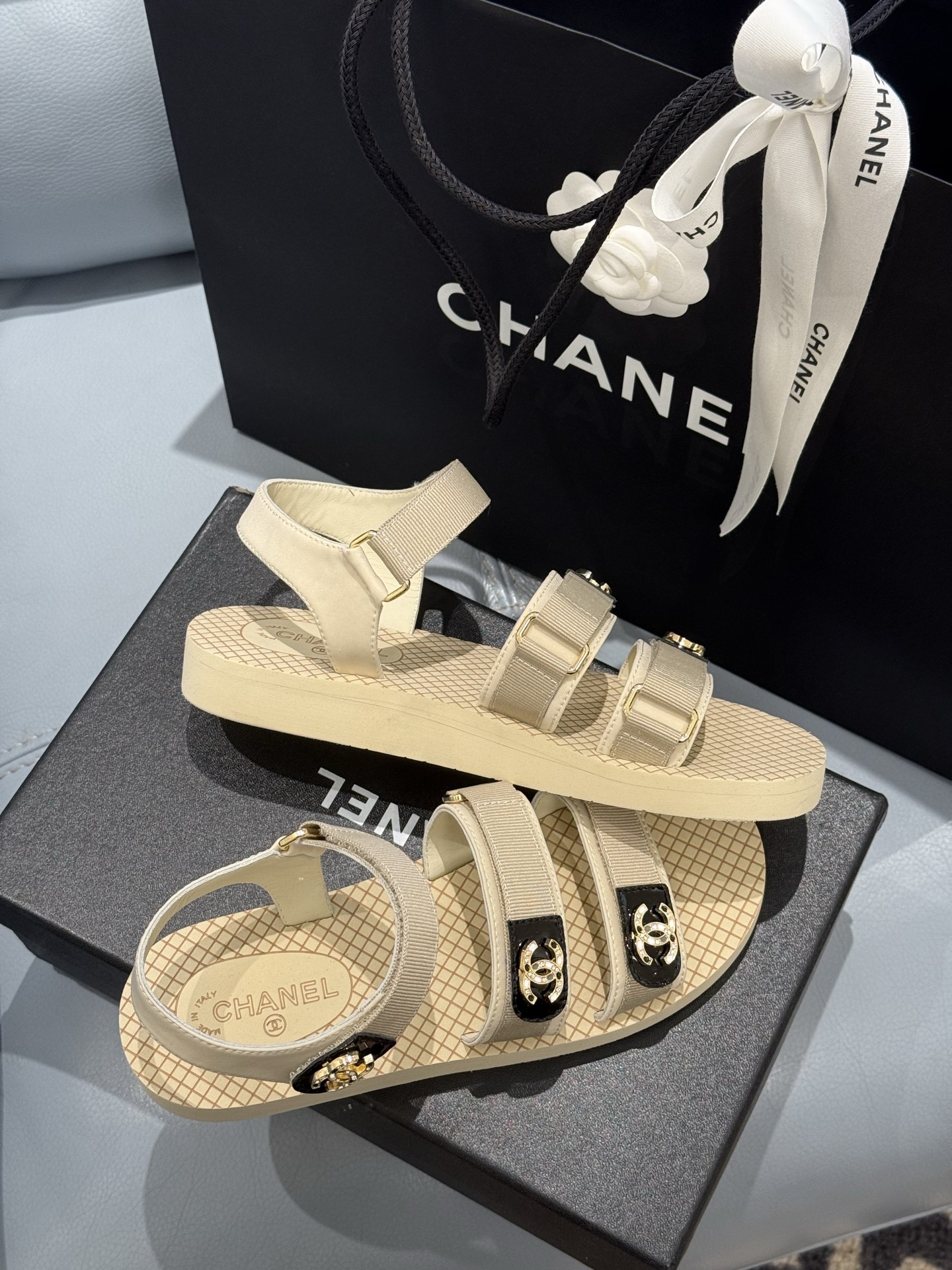 
chanel ss25 new arrival～
小香25春夏魔术贴凉鞋！这种发泡底的鞋子，柜柜里每年