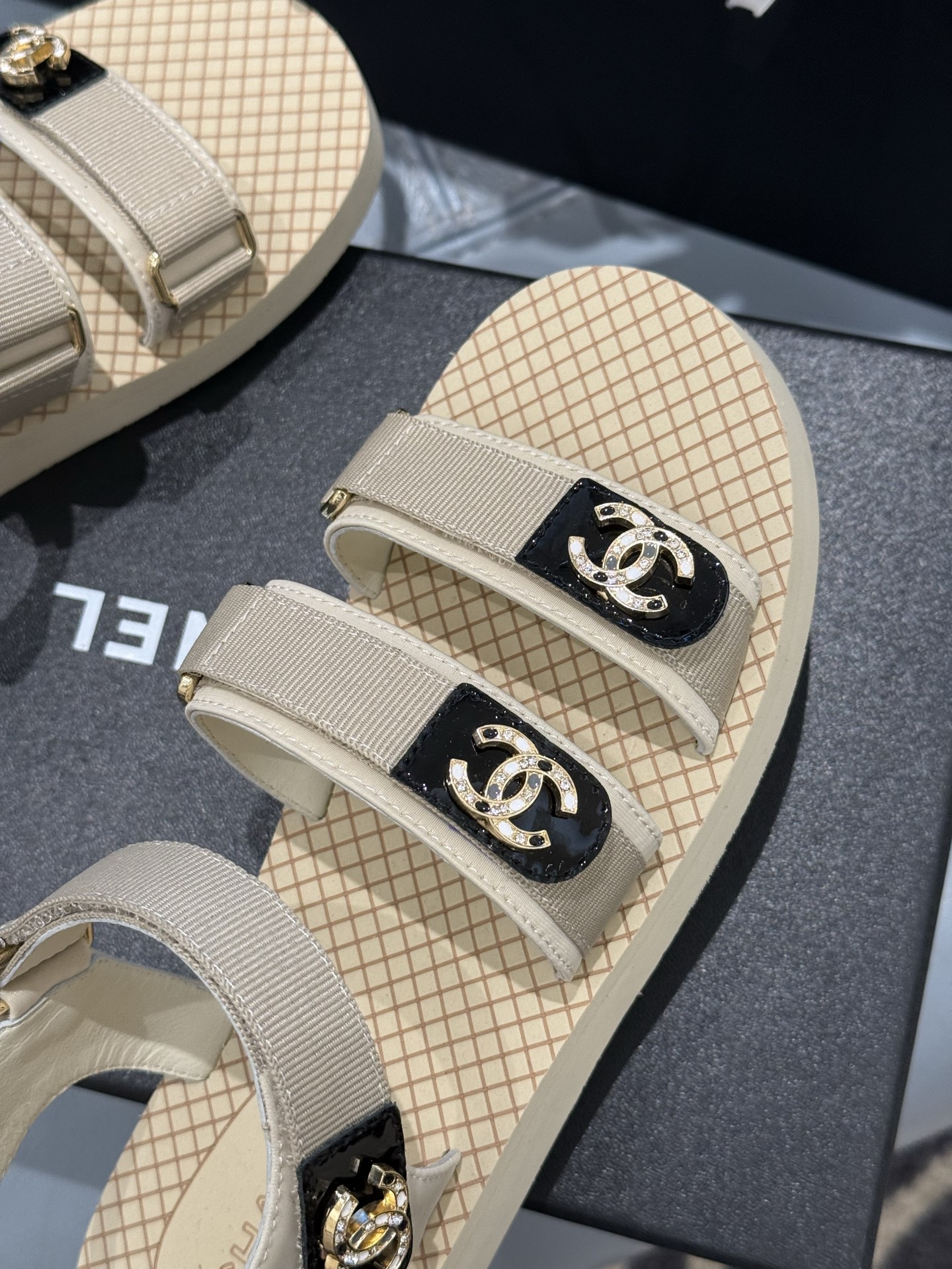 
chanel ss25 new arrival～
小香25春夏魔术贴凉鞋！这种发泡底的鞋子，柜柜里每年
