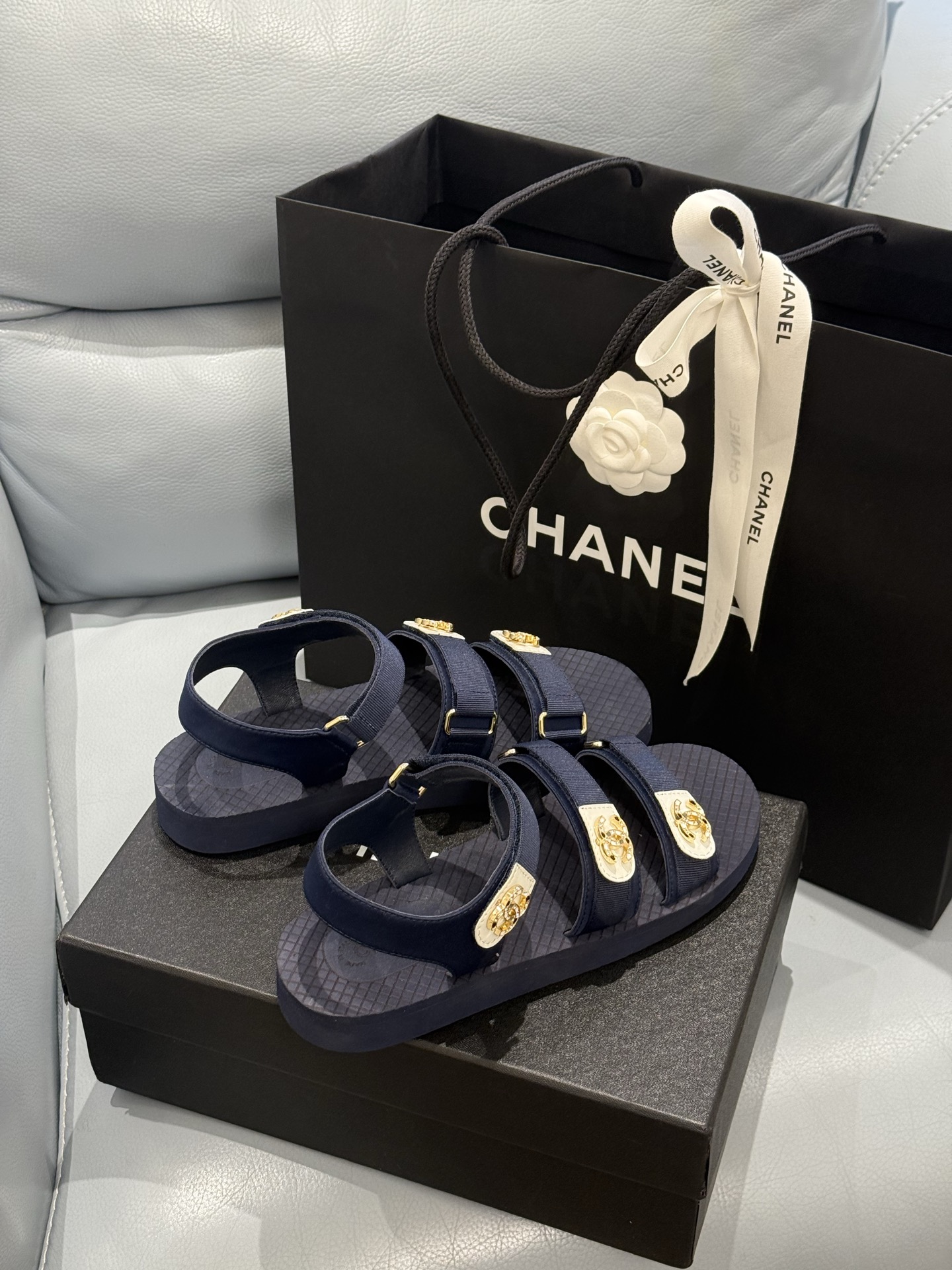 
chanel ss25 new arrival～
小香25春夏魔术贴凉鞋！这种发泡底的鞋子，柜柜里每年