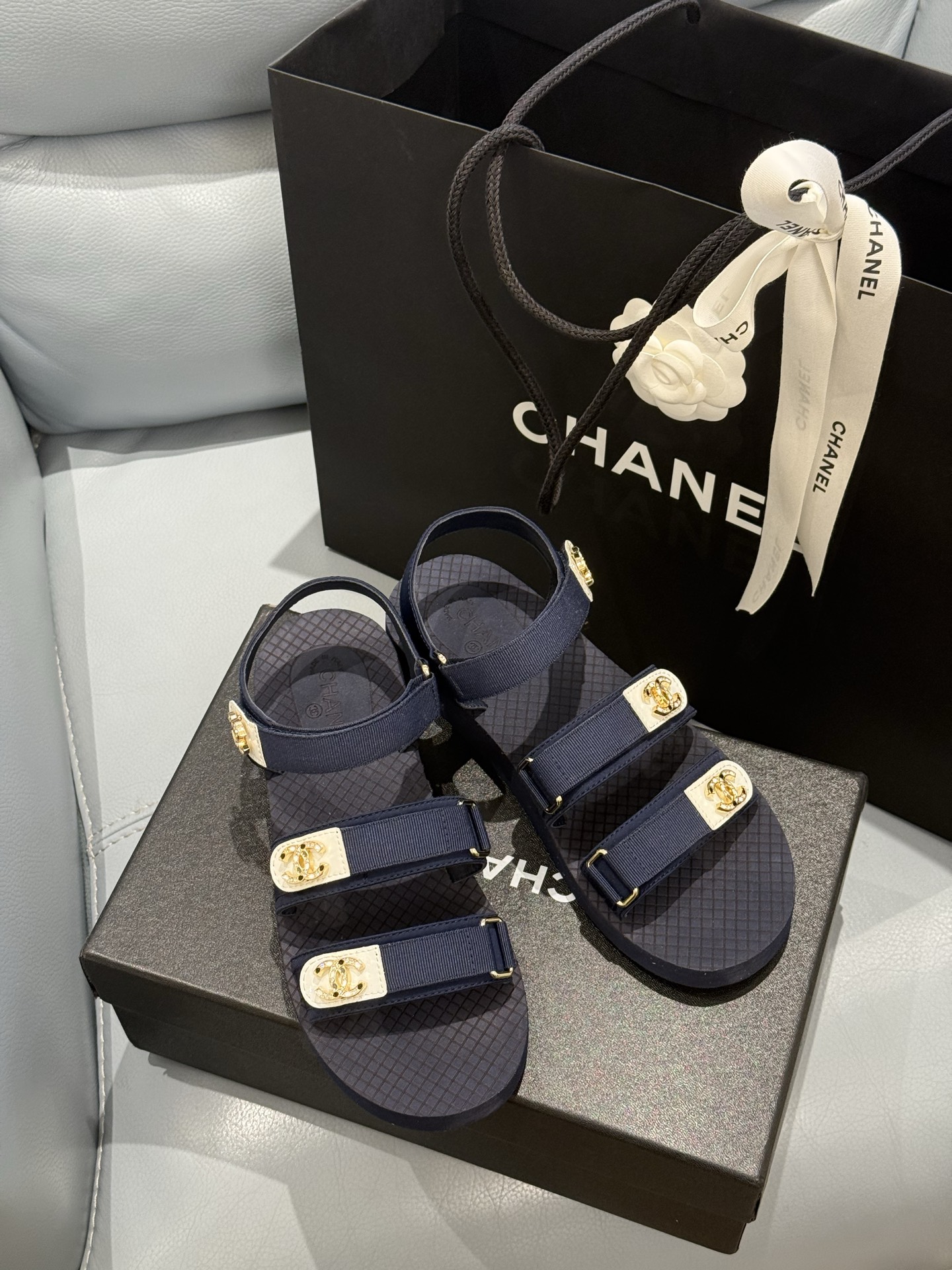 
chanel ss25 new arrival～
小香25春夏魔术贴凉鞋！这种发泡底的鞋子，柜柜里每年