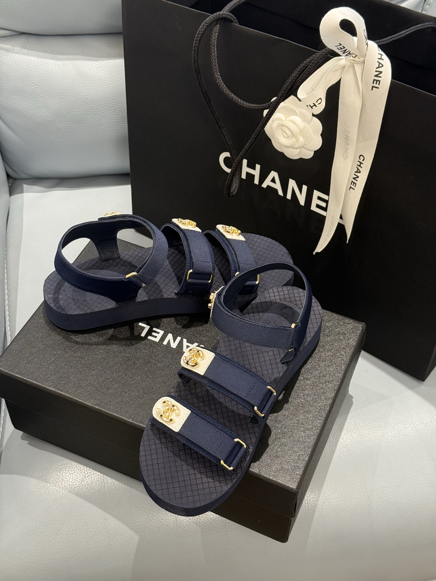 
chanel ss25 new arrival～
小香25春夏魔术贴凉鞋！这种发泡底的鞋子，柜柜里每年