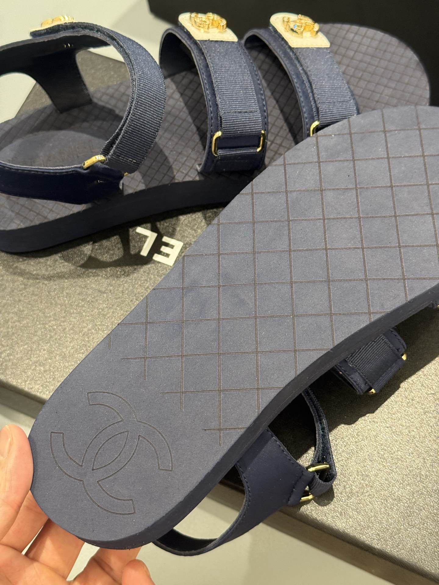
chanel ss25 new arrival～
小香25春夏魔术贴凉鞋！这种发泡底的鞋子，柜柜里每年