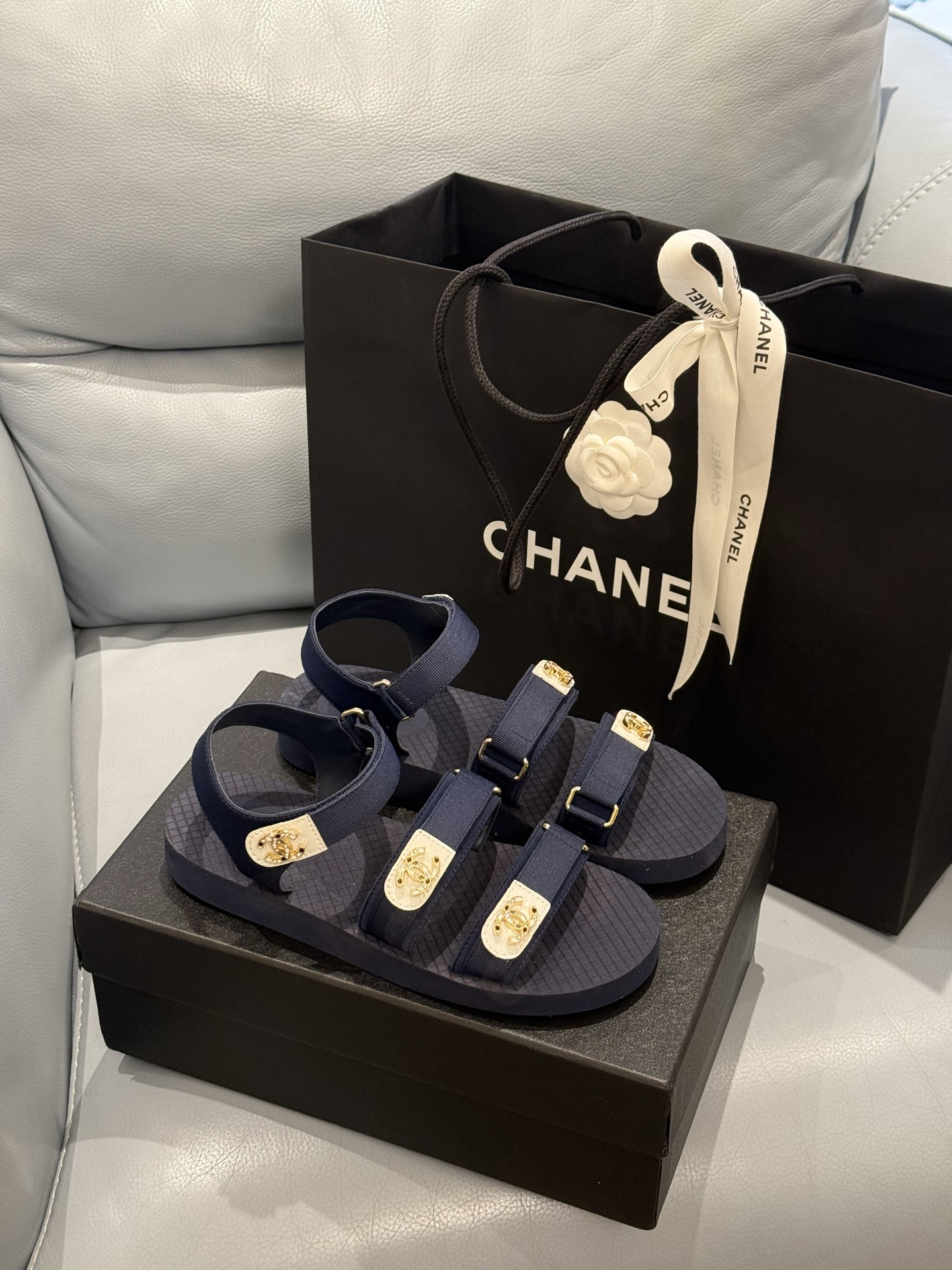 
chanel ss25 new arrival～
小香25春夏魔术贴凉鞋！这种发泡底的鞋子，柜柜里每年