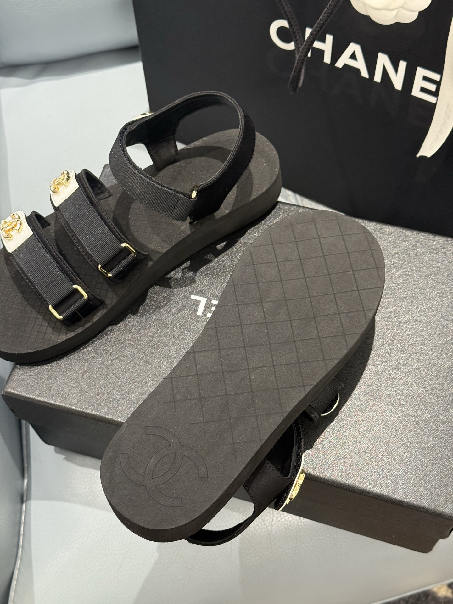 
chanel ss25 new arrival～
小香25春夏魔术贴凉鞋！这种发泡底的鞋子，柜柜里每年