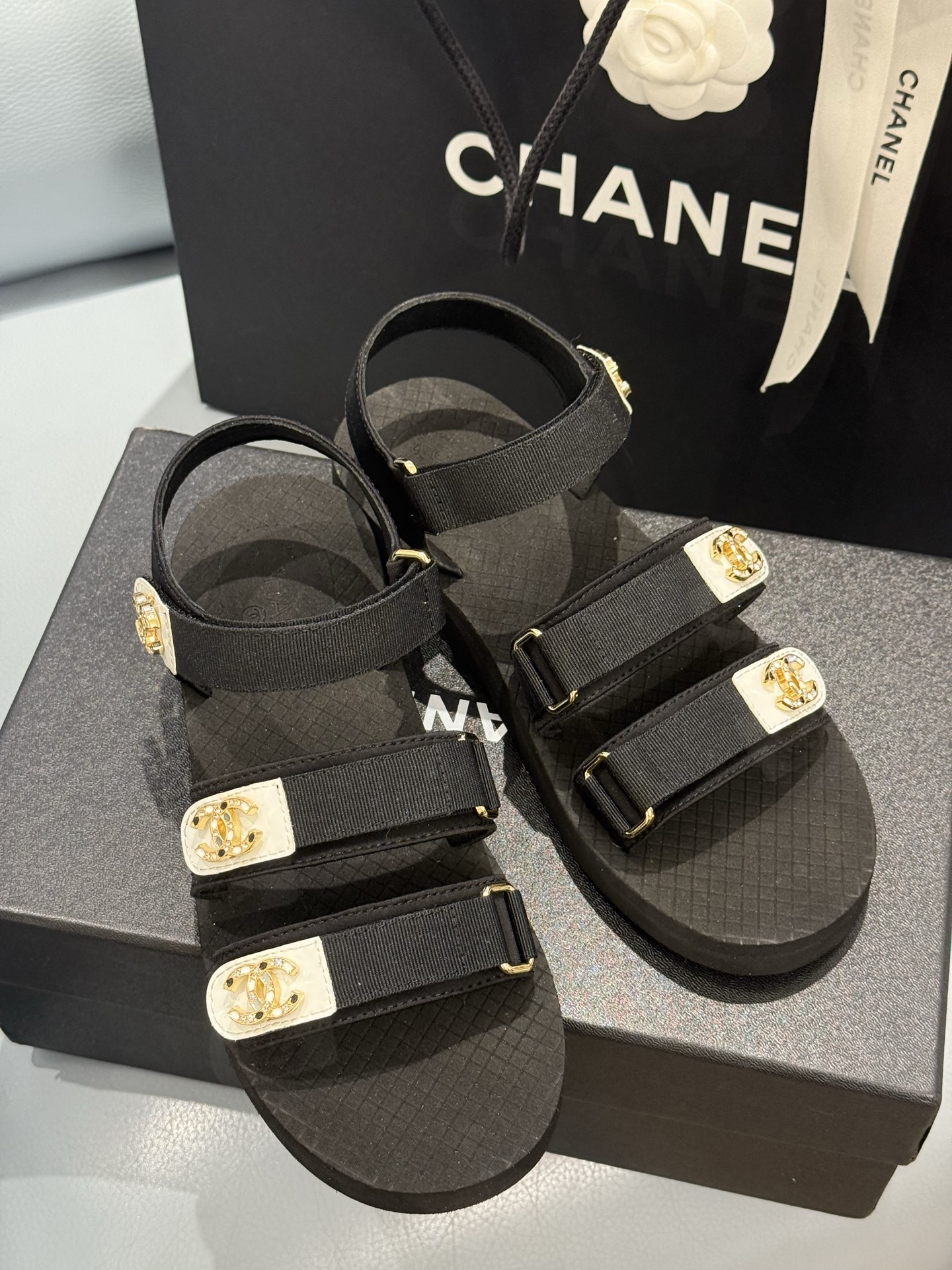 
chanel ss25 new arrival～
小香25春夏魔术贴凉鞋！这种发泡底的鞋子，柜柜里每年
