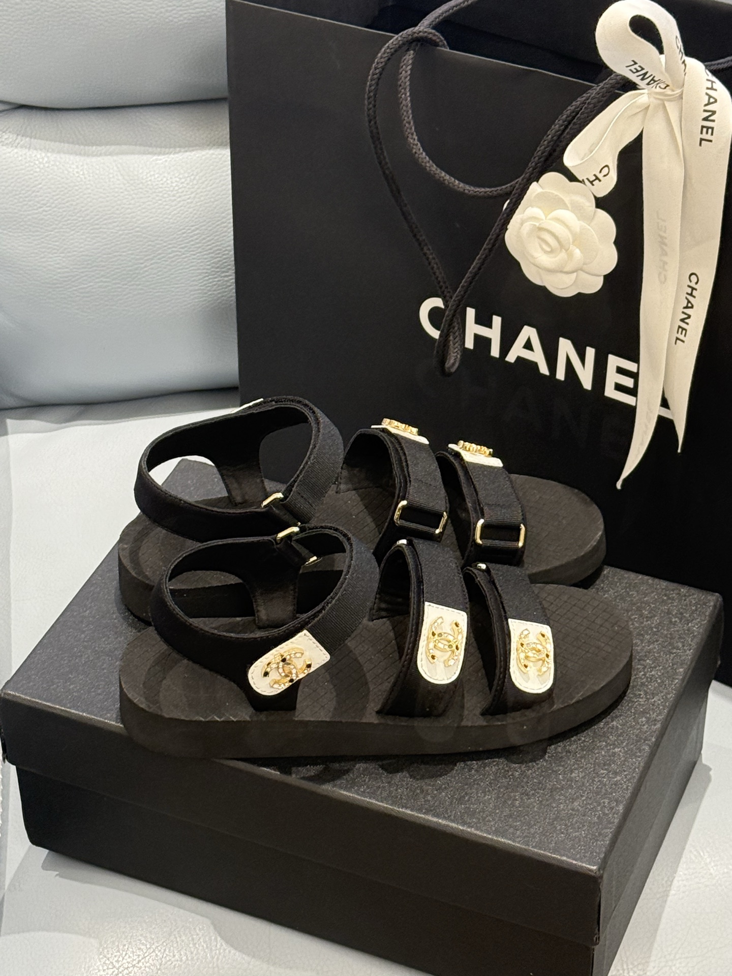 
chanel ss25 new arrival～
小香25春夏魔术贴凉鞋！这种发泡底的鞋子，柜柜里每年