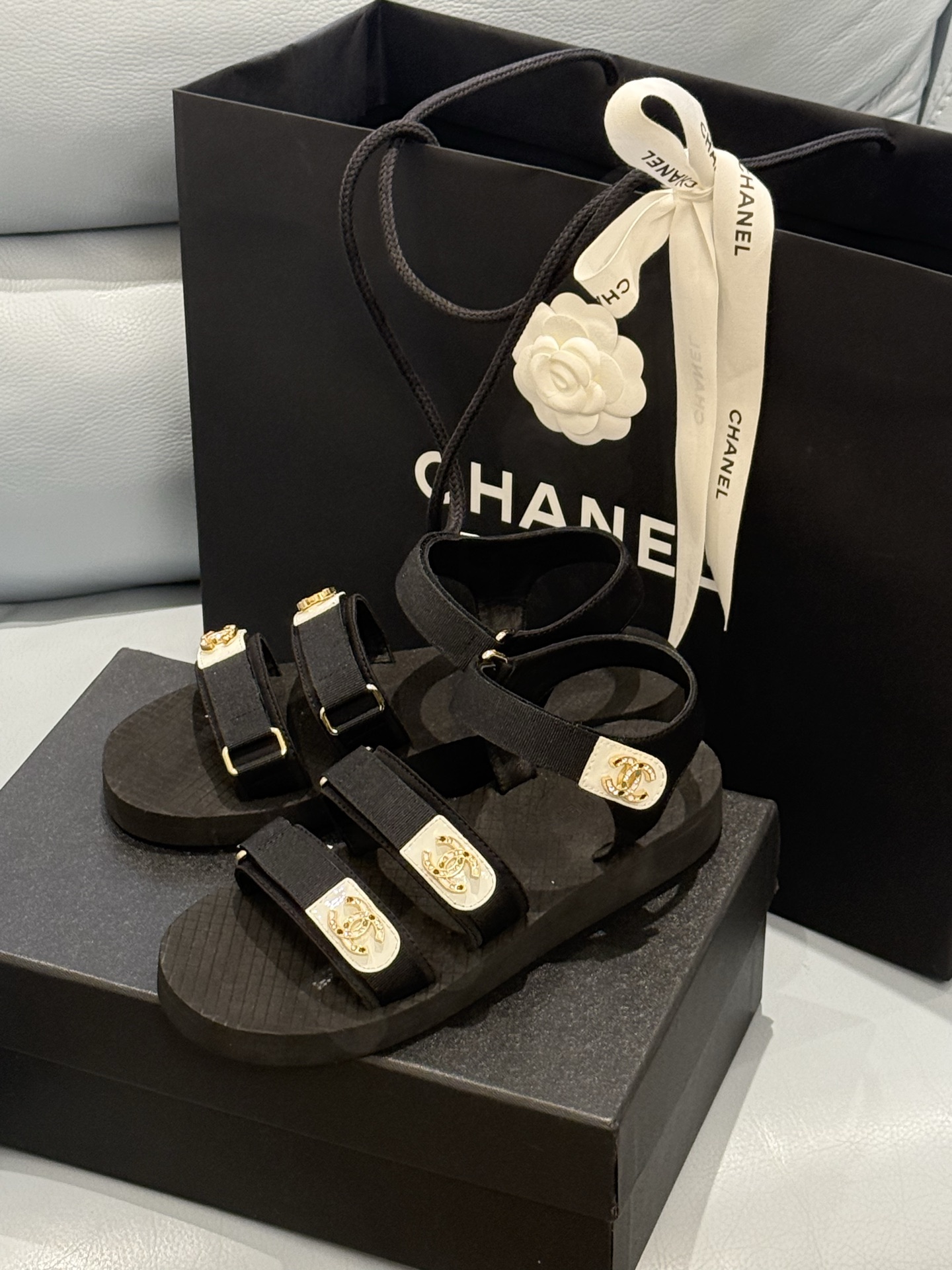 
chanel ss25 new arrival～
小香25春夏魔术贴凉鞋！这种发泡底的鞋子，柜柜里每年