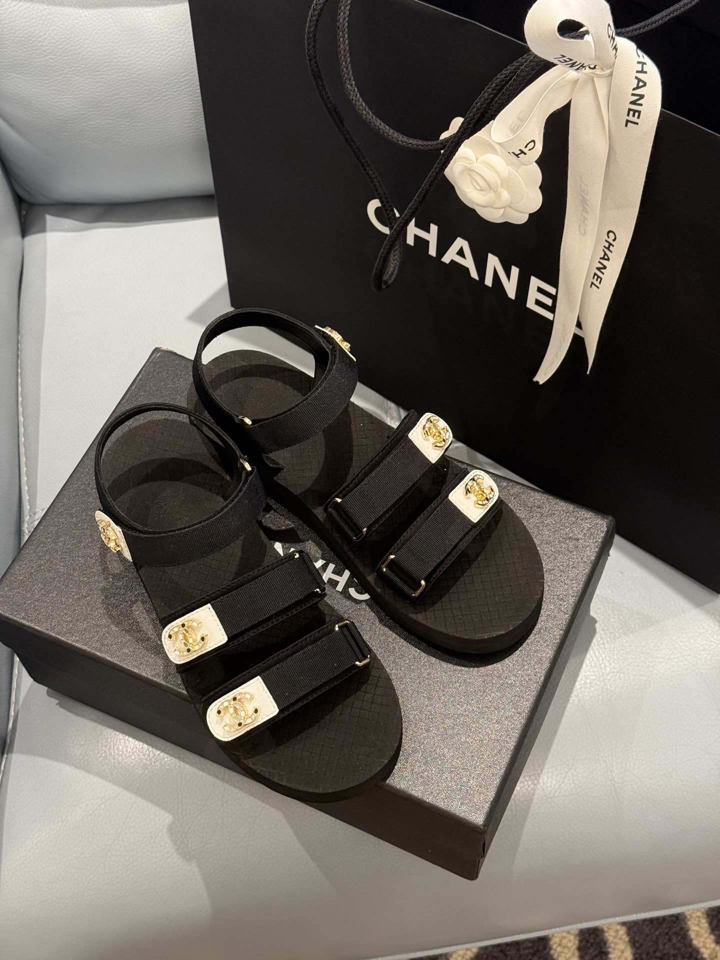 
chanel ss25 new arrival～
小香25春夏魔术贴凉鞋！这种发泡底的鞋子，柜柜里每年