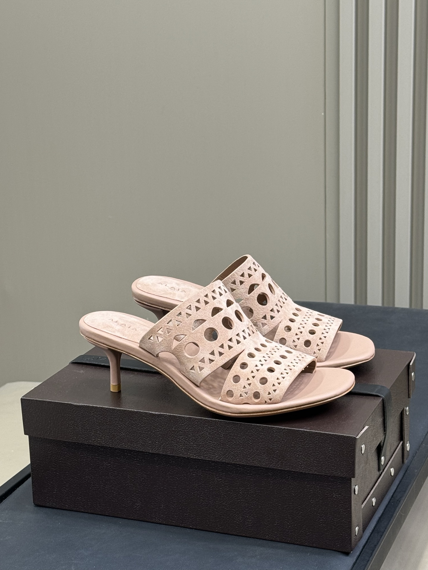 NO:404908,alaia ss25 new arrival~ Alaia 25 spring and summer new carved high heels look very cowardly and wears beautifully. You will know if you try it!  It is very inclusive to the feet and is super slim!  When the pig's trotters were put on, they looked like the princess's jade feet!  Really, the carving technique looks expensive, the dress is elegant, and the kitten feels very comfortable!  size 35-41, high heels slippers, alaia, high heels, slippers19860909alaia ss25 new arrival～ 阿莱亚 25春夏 雕花高跟鞋新品 看着很怂 穿着很美,真的 试过就知道！它对脚的包容性很好,而且超级显瘦！ 猪蹄子套上去,看着都像公主的玉足！真的,雕花工艺看着也贵,穿着很典雅,而且小猫跟很舒服！ size 35-41,高跟鞋拖鞋,alaia,high heels,slippers,Women's Shoes