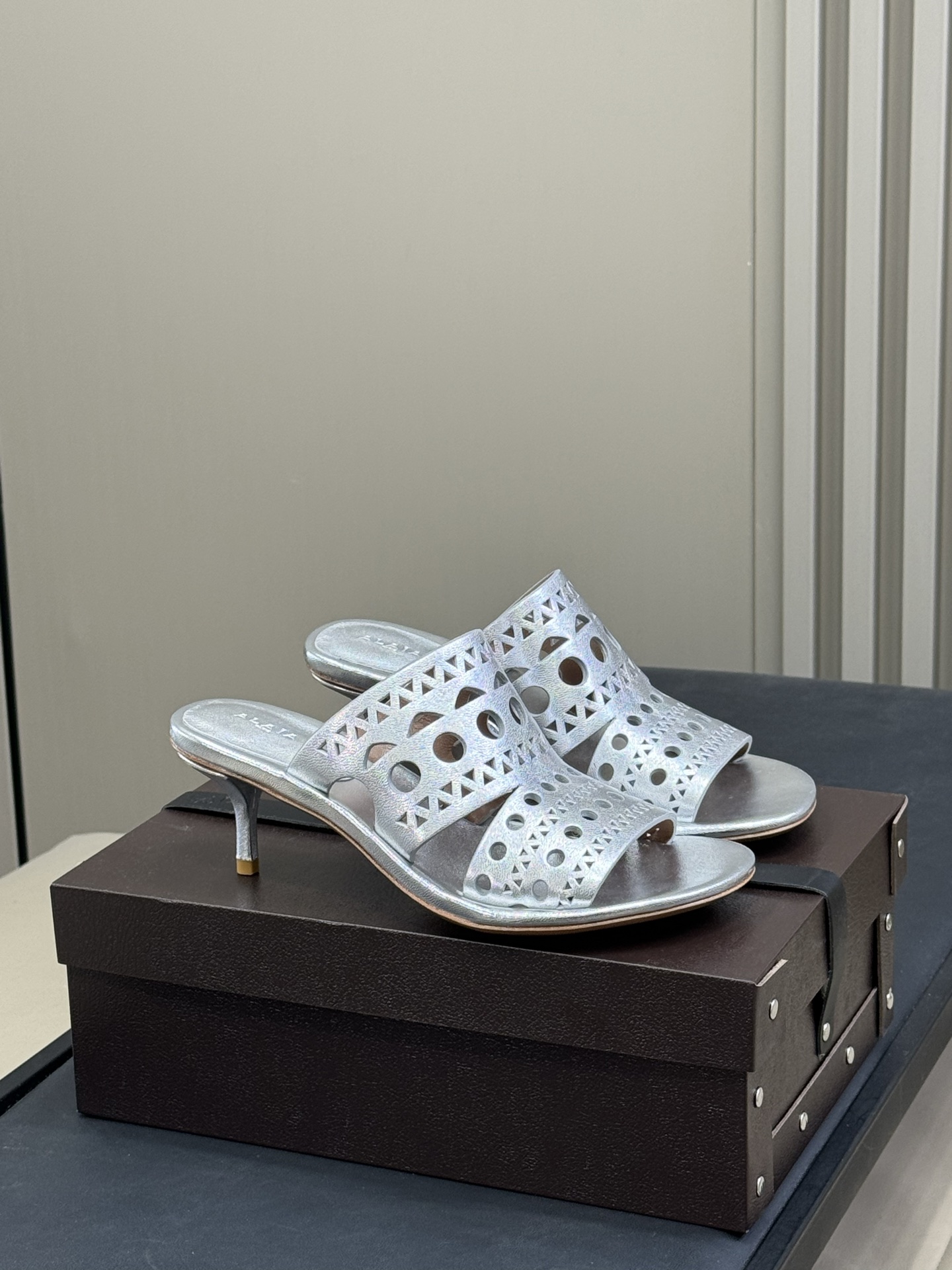 NO:404913,alaia ss25 new arrival~ Alaia 25 spring and summer new carved high heels look very cowardly and wears beautifully. You will know if you try it!  It is very inclusive to the feet and is super slim!  When the pig's trotters were put on, they looked like the princess's jade feet!  Really, the carving technique looks expensive, the dress is elegant, and the kitten feels very comfortable!  size 35-41, high heels slippers, alaia, high heels, slippers19860909alaia ss25 new arrival～ 阿莱亚 25春夏 雕花高跟鞋新品 看着很怂 穿着很美,真的 试过就知道！它对脚的包容性很好,而且超级显瘦！ 猪蹄子套上去,看着都像公主的玉足！真的,雕花工艺看着也贵,穿着很典雅,而且小猫跟很舒服！ size 35-41,高跟鞋拖鞋,alaia,high heels,slippers,Women's Shoes