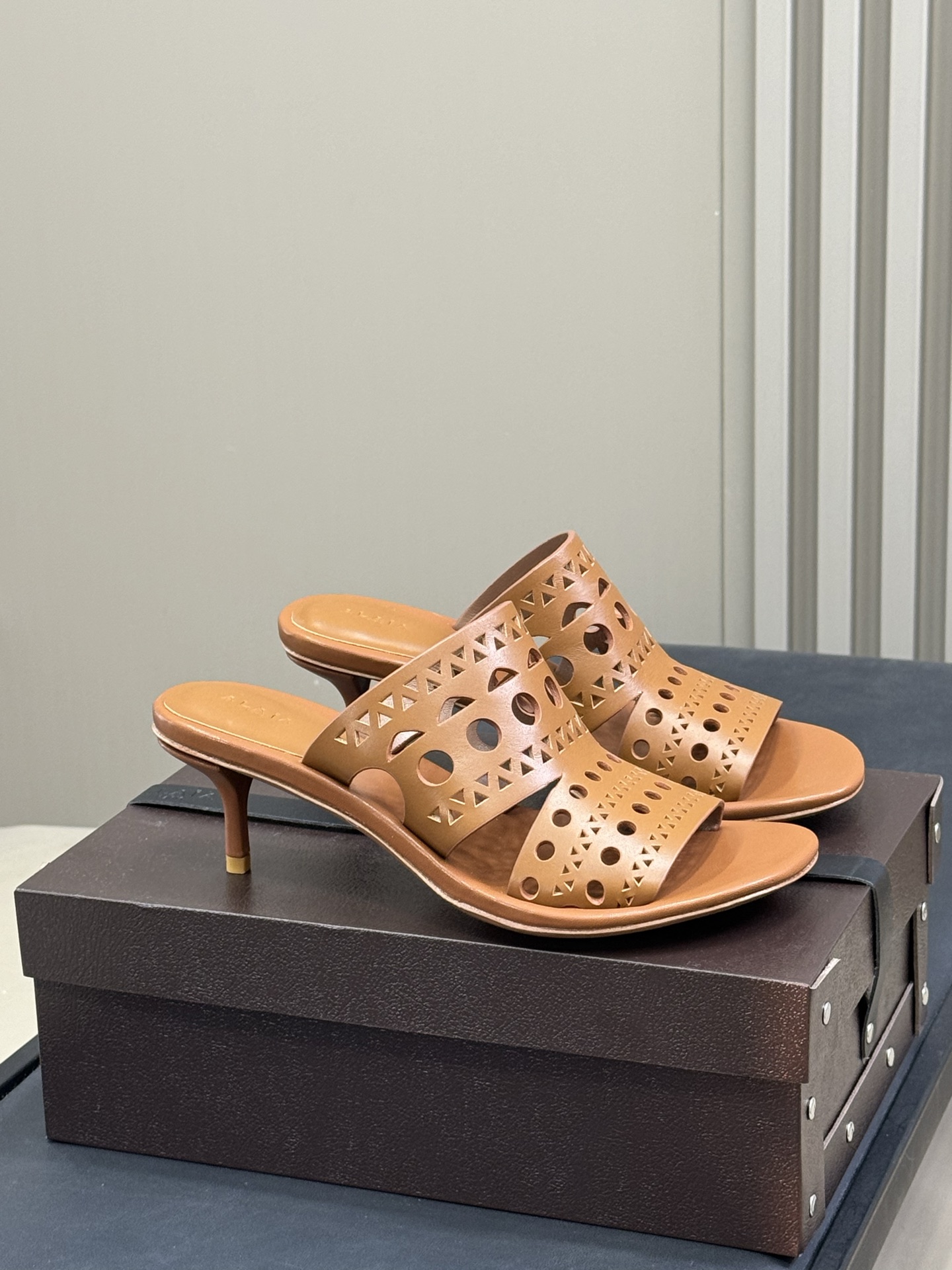 NO:240548,alaia ss25 new arrival~ Alaia 25 spring and summer new carved high heels look very cowardly and wears beautifully. You will know if you try it!  It is very inclusive to the feet and is super slim!  When the pig's trotters were put on, they looked like the princess's jade feet!  Really, the carving technique looks expensive, the dress is elegant, and the kitten feels very comfortable!  size 35-41, high heels slippers, alaia, high heels, slippers19860909alaia ss25 new arrival～ 阿莱亚 25春夏 雕花高跟鞋新品 看着很怂 穿着很美,真的 试过就知道！它对脚的包容性很好,而且超级显瘦！ 猪蹄子套上去,看着都像公主的玉足！真的,雕花工艺看着也贵,穿着很典雅,而且小猫跟很舒服！ size 35-41,高跟鞋拖鞋,alaia,high heels,slippers,Women's Shoes