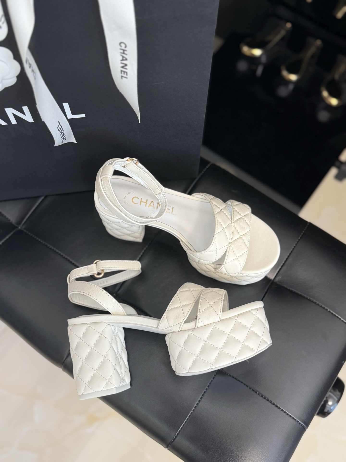 
chanel ss25 new arrival～
小香25春夏凉鞋新品
厚底高水台，丑萌啊，经典菱格加