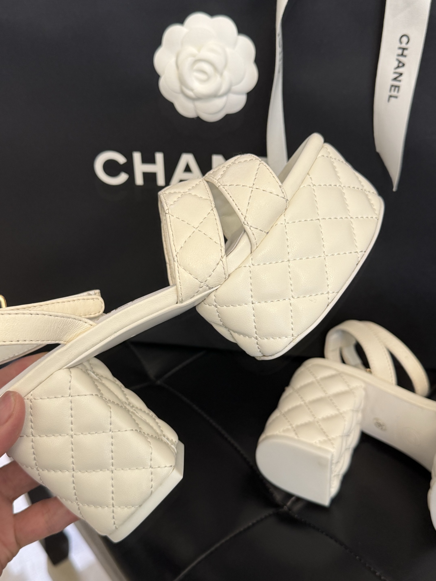 
chanel ss25 new arrival～
小香25春夏凉鞋新品
厚底高水台，丑萌啊，经典菱格加