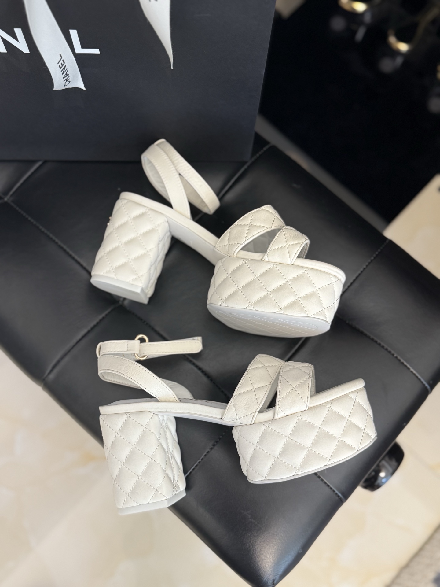
chanel ss25 new arrival～
小香25春夏凉鞋新品
厚底高水台，丑萌啊，经典菱格加