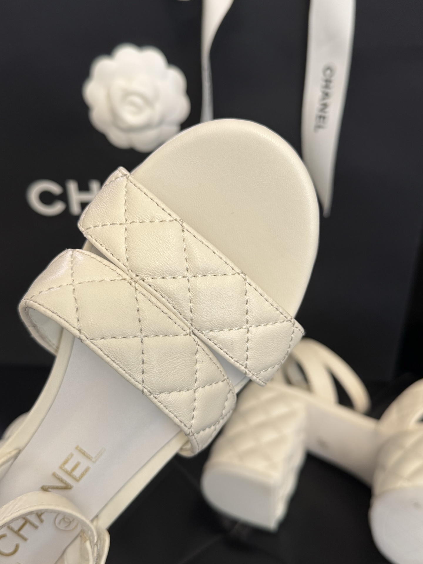 
chanel ss25 new arrival～
小香25春夏凉鞋新品
厚底高水台，丑萌啊，经典菱格加