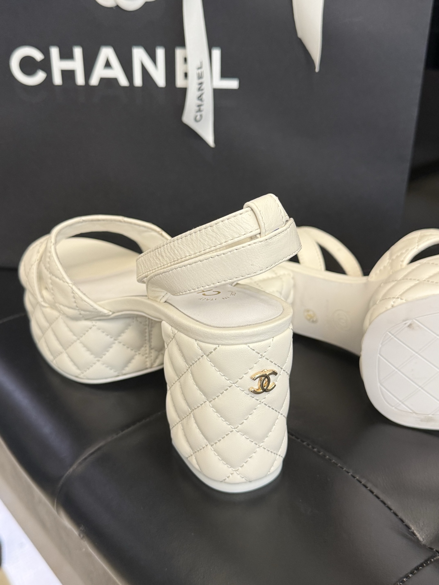 
chanel ss25 new arrival～
小香25春夏凉鞋新品
厚底高水台，丑萌啊，经典菱格加