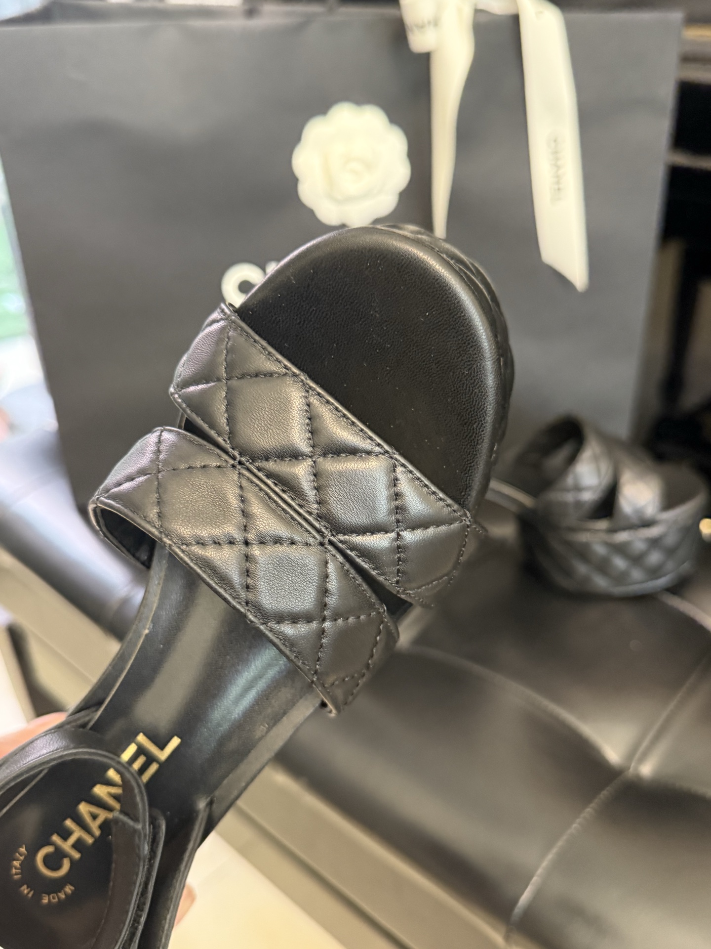 
chanel ss25 new arrival～
小香25春夏凉鞋新品
厚底高水台，丑萌啊，经典菱格加