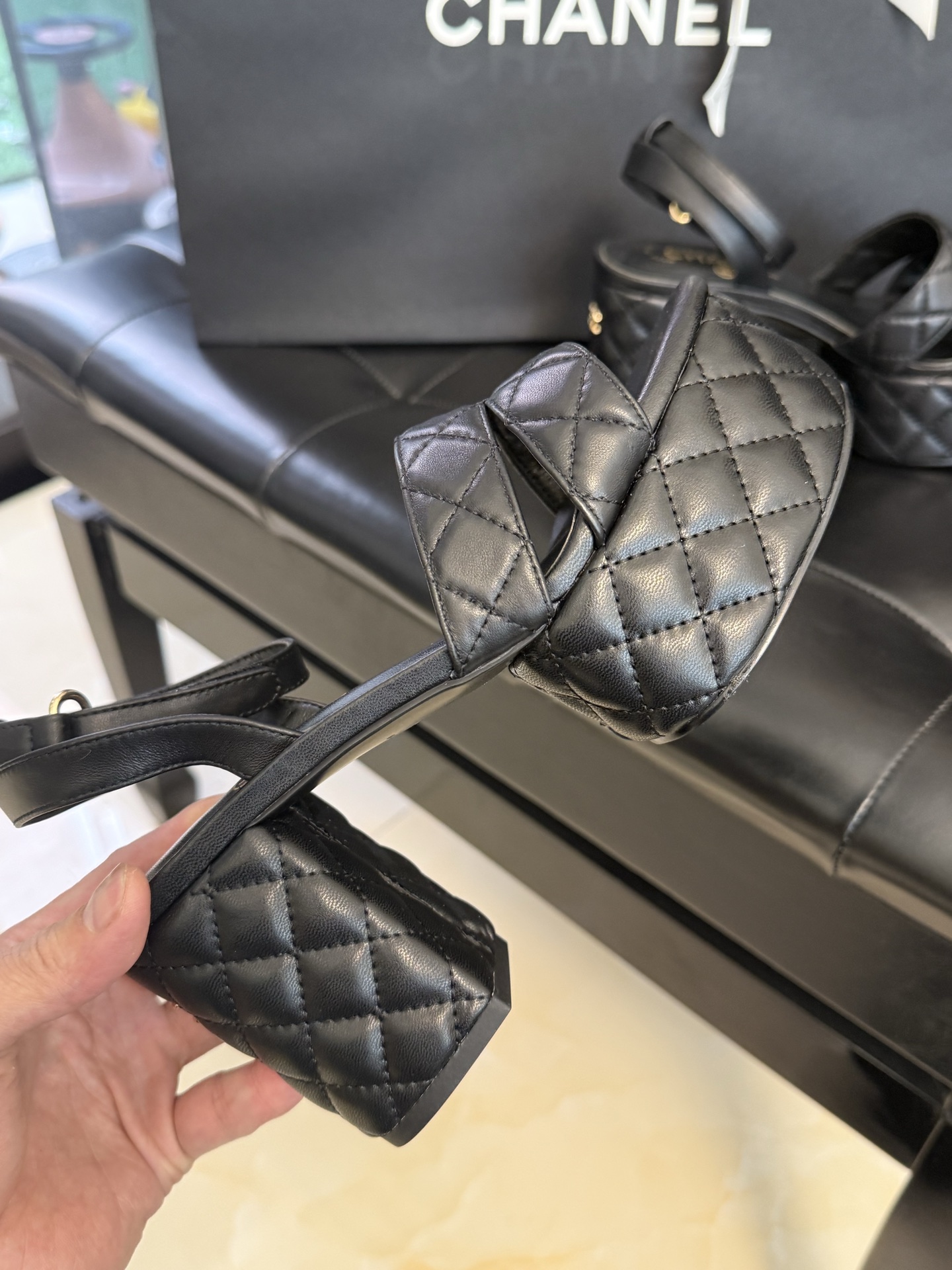 
chanel ss25 new arrival～
小香25春夏凉鞋新品
厚底高水台，丑萌啊，经典菱格加