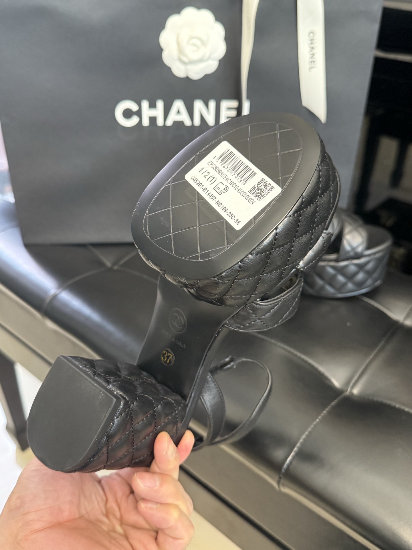 
chanel ss25 new arrival～
小香25春夏凉鞋新品
厚底高水台，丑萌啊，经典菱格加