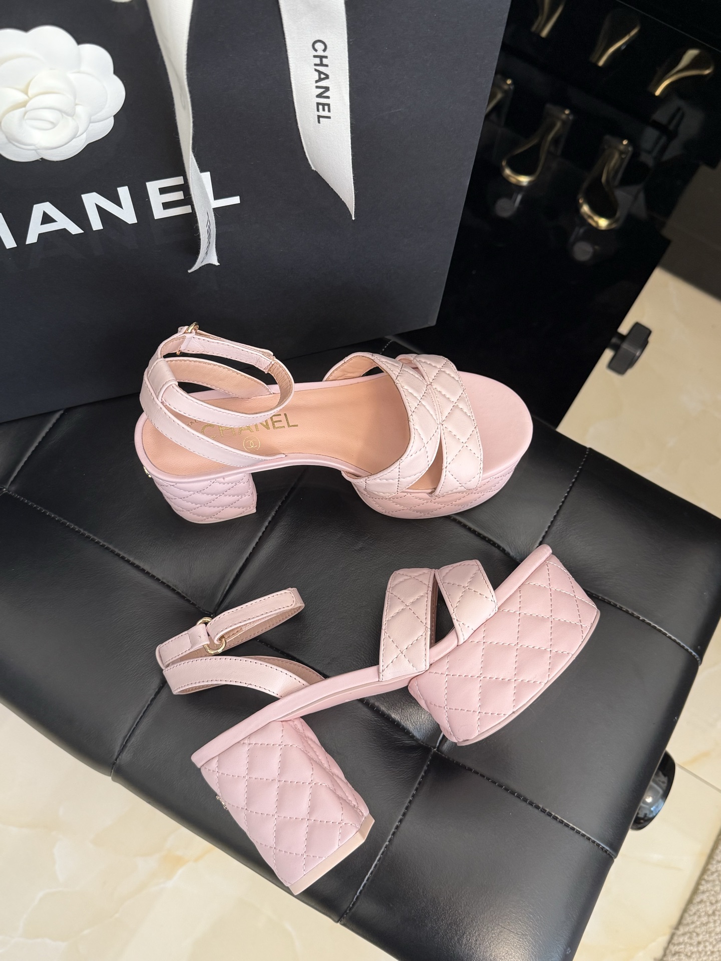 
chanel ss25 new arrival～
小香25春夏凉鞋新品
厚底高水台，丑萌啊，经典菱格加