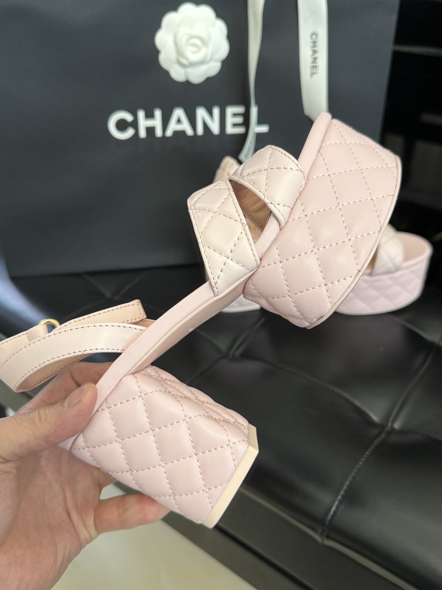 
chanel ss25 new arrival～
小香25春夏凉鞋新品
厚底高水台，丑萌啊，经典菱格加