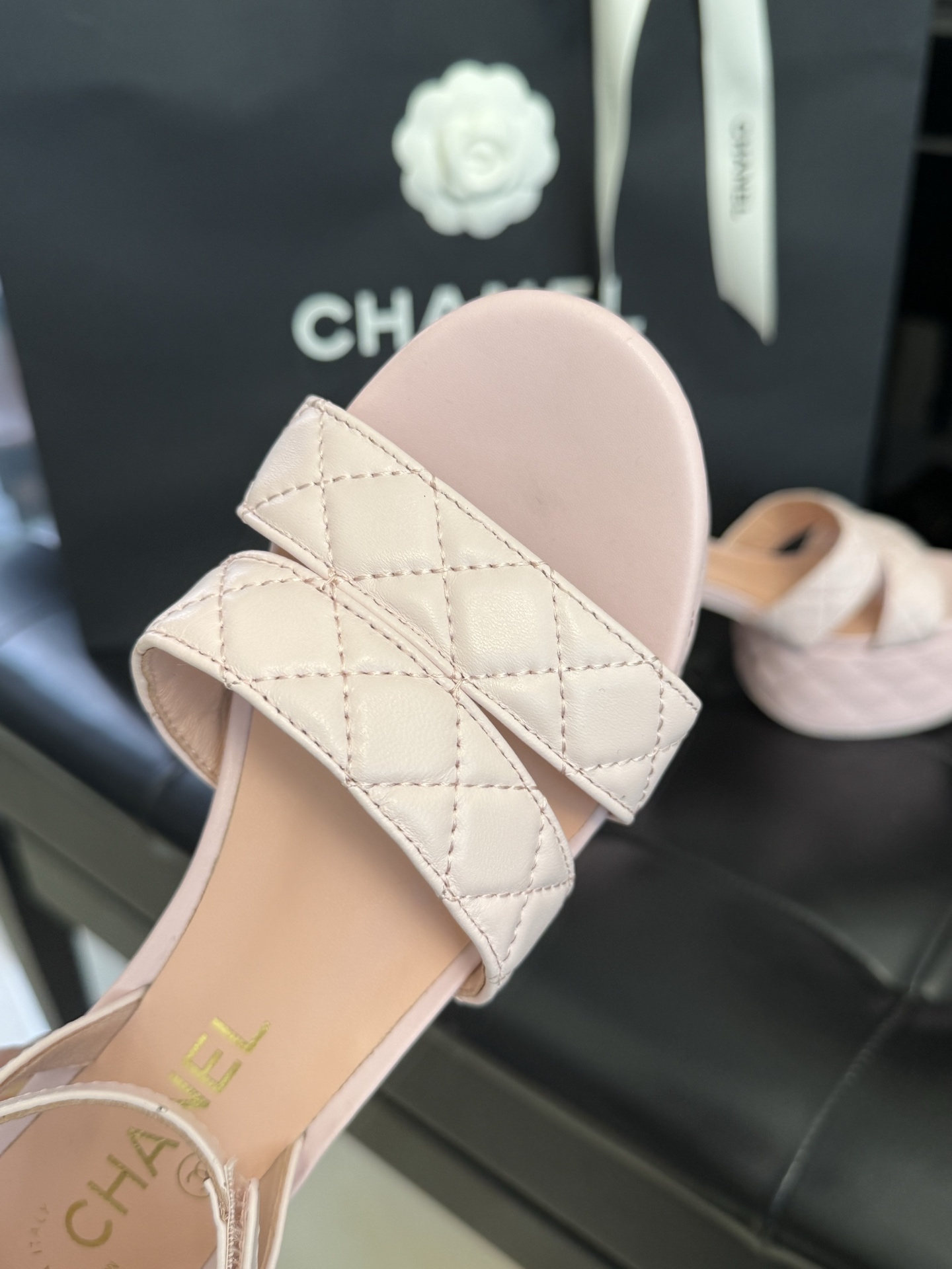 
chanel ss25 new arrival～
小香25春夏凉鞋新品
厚底高水台，丑萌啊，经典菱格加